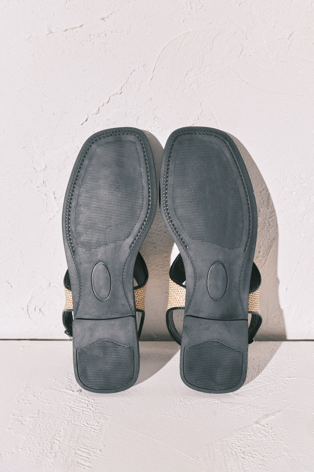 Women'secret Sandalias planas de dedo de rafia negro
