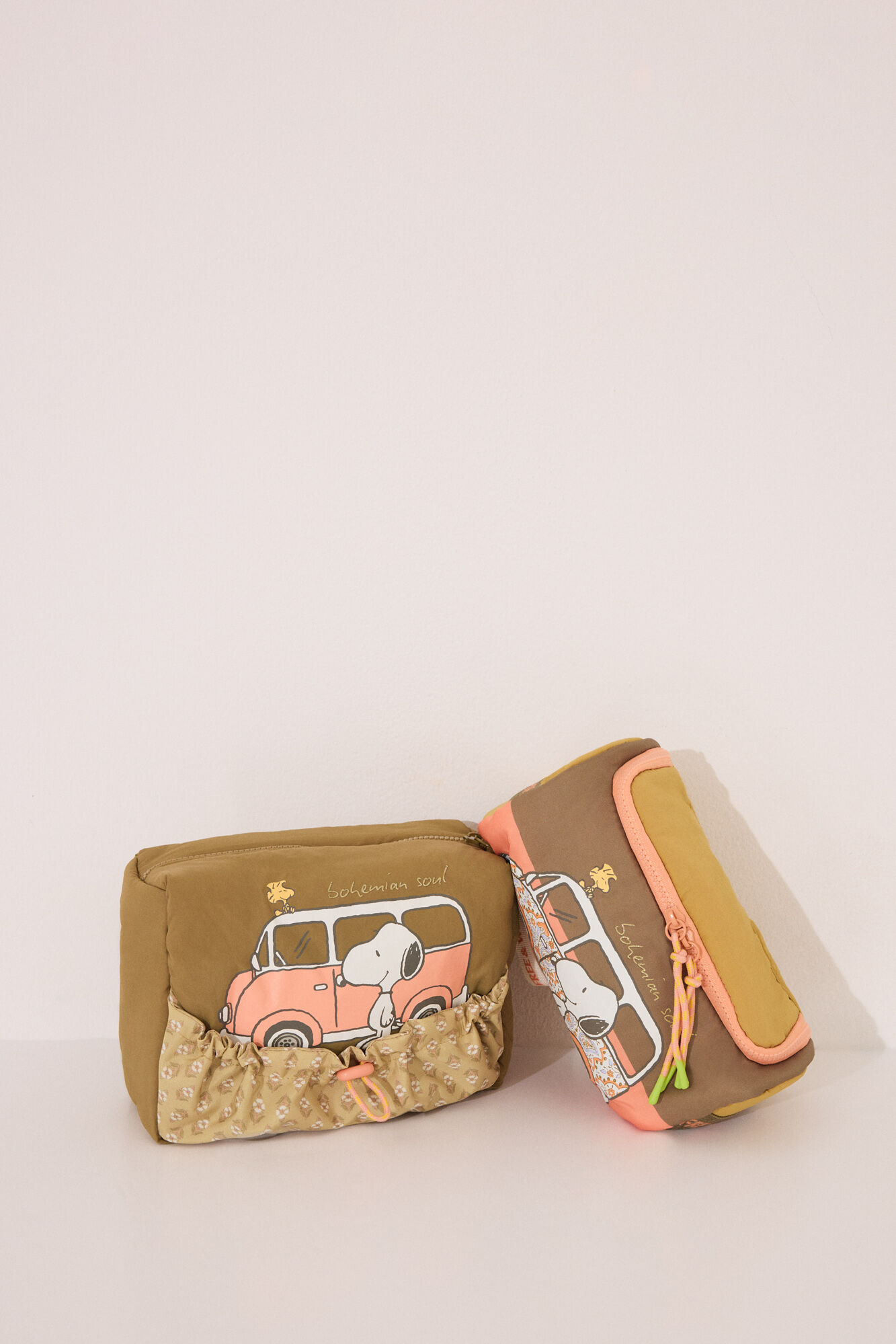 Women'secret Neceser mediano de nailon de Snoopy kaki