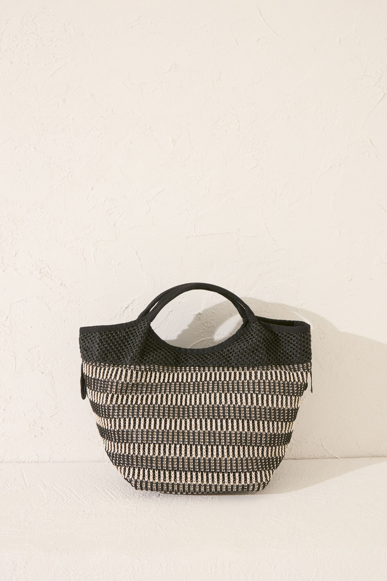 Women'secret Bolsa mediana de rafia negra con flecos . caf&eacute;