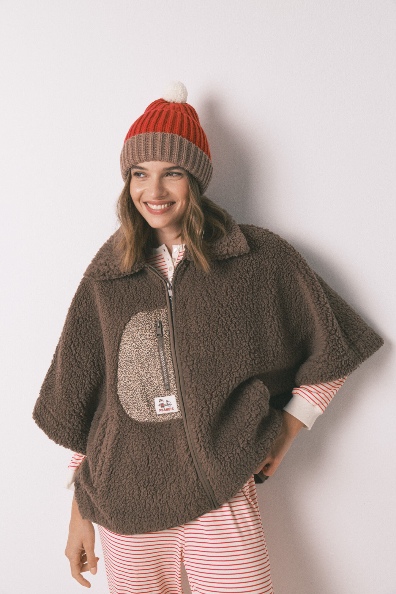 Women'secret Bata short tipo poncho de borrego de Snoopy marr&oacute;n