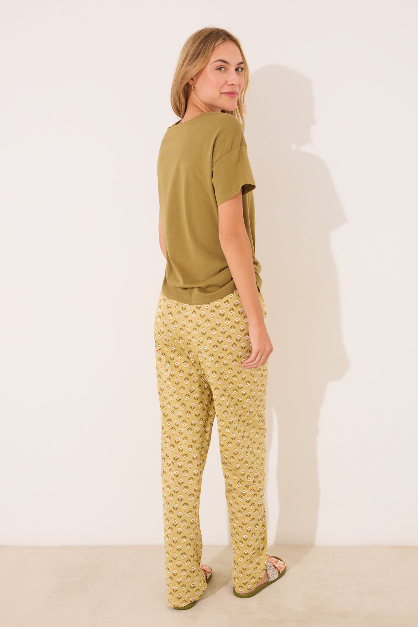 Women'secret Pijama larga de algod&oacute;n color caqui de Snoopy kaki