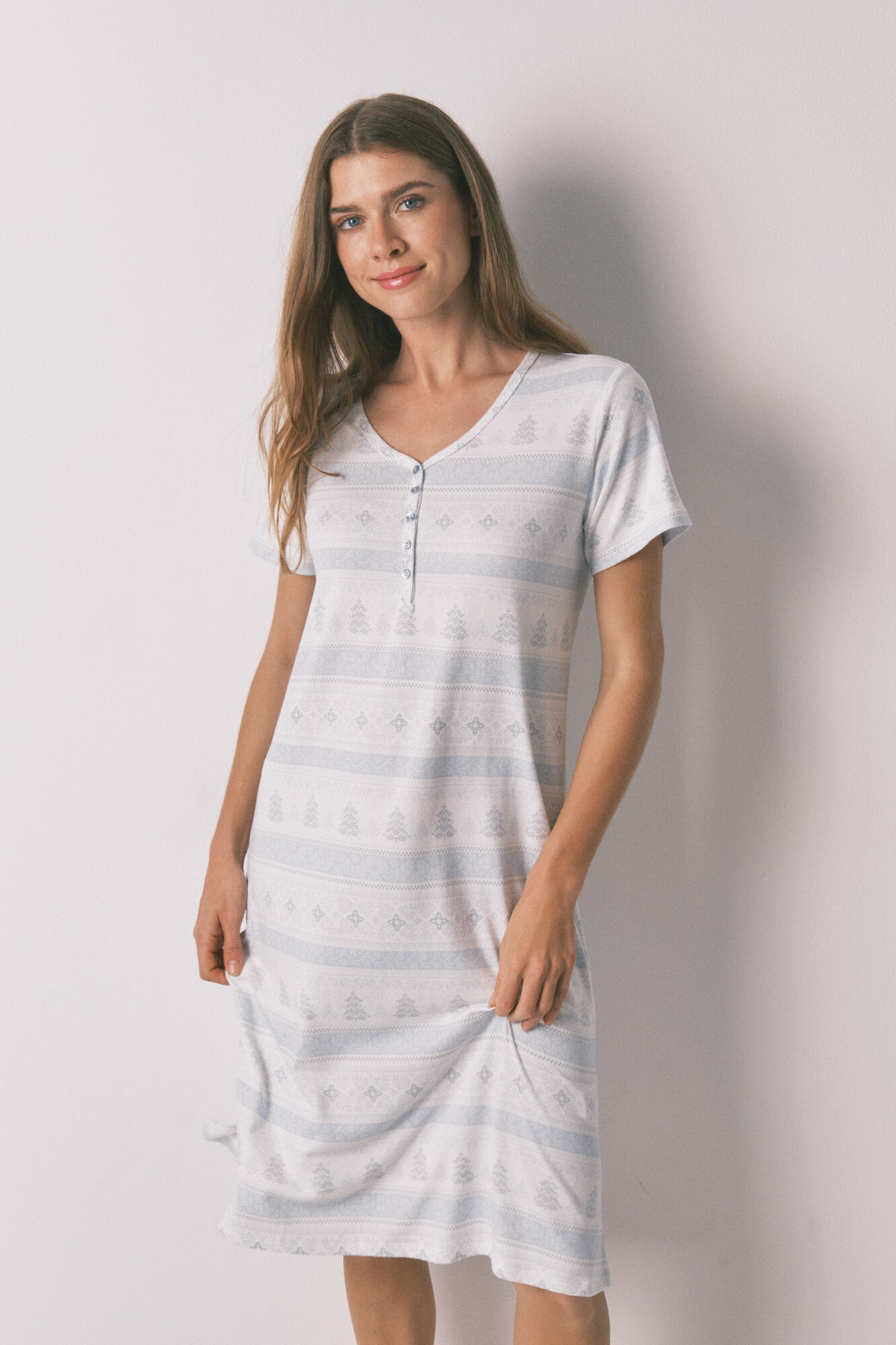 Women'secret Camis&oacute;n midi de tejido suave con estampado cenefa azul