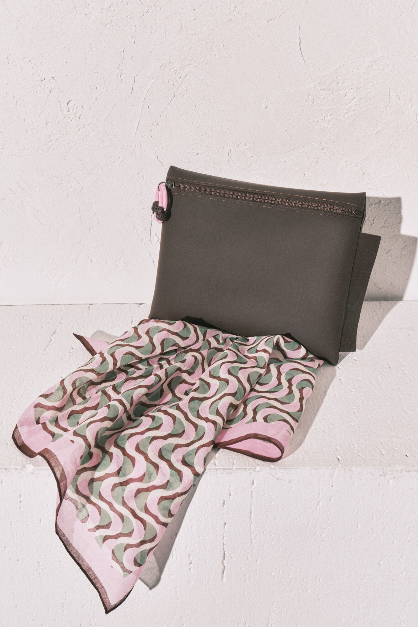 Women'secret Bolsa impermeable para traje de ba&ntilde;o o bikini marr&oacute;n caf&eacute;