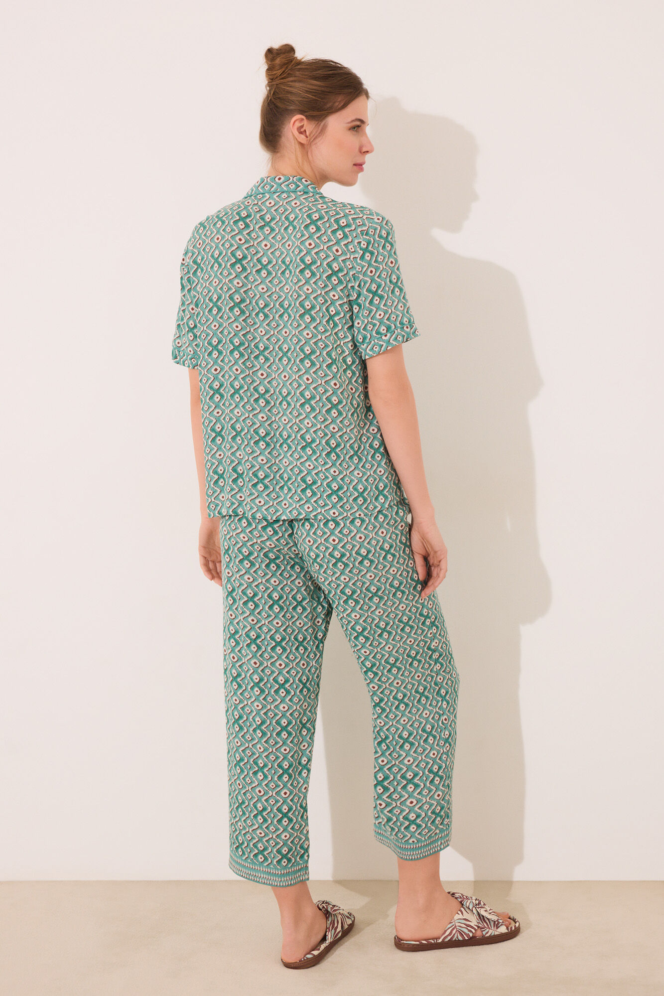 Women'secret Pijama camisera Capri con estampado geom&eacute;trico verde