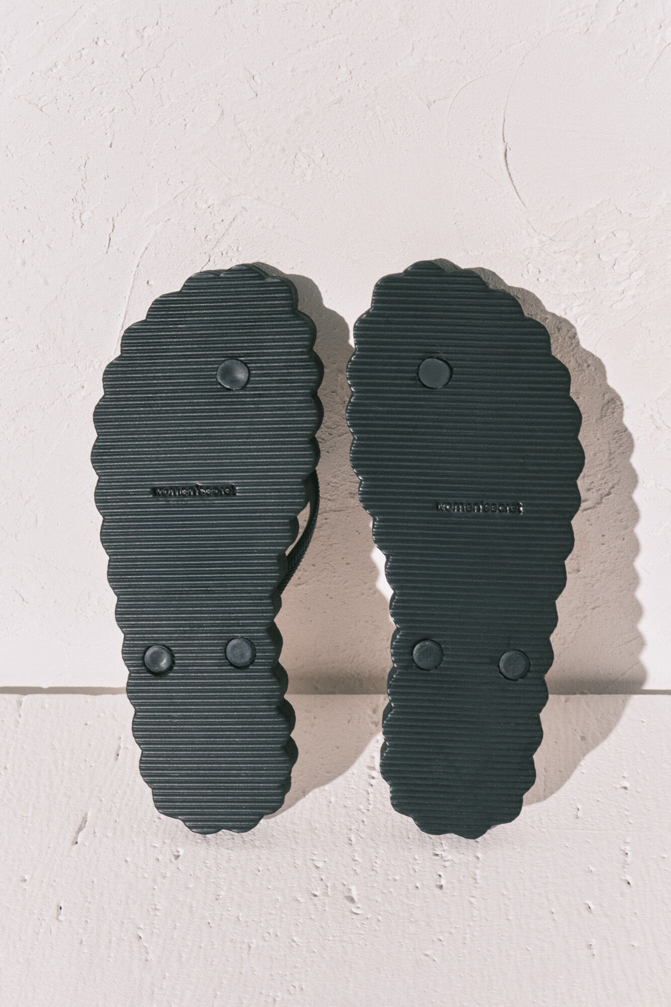 Women'secret Chanclas de dedo efecto ondas negras negro