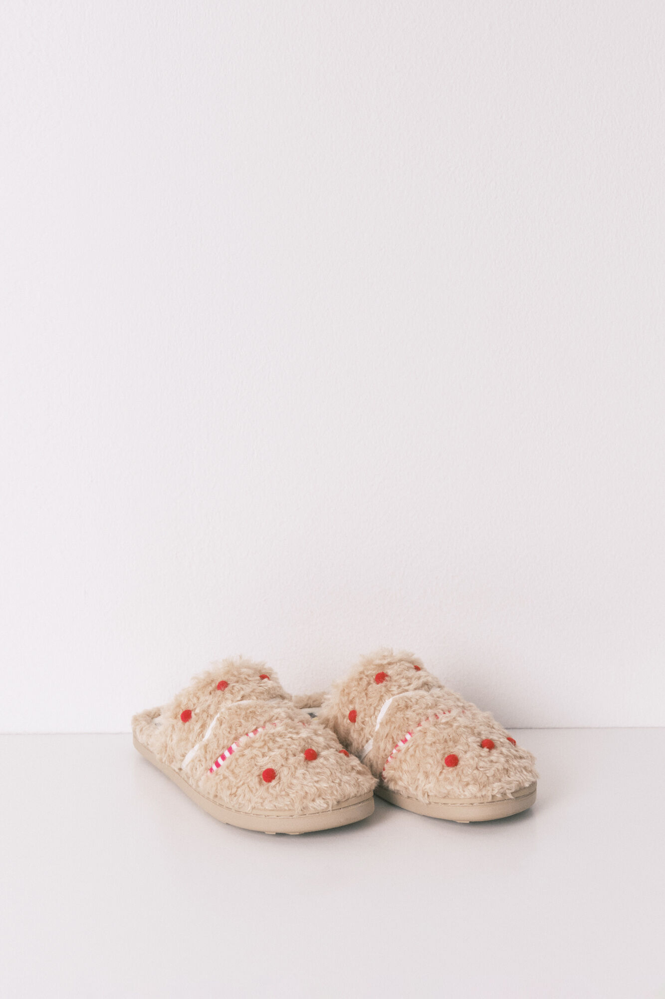 Women'secret Pantuflas para casa beige de borrego de Snoopy caf&eacute;
