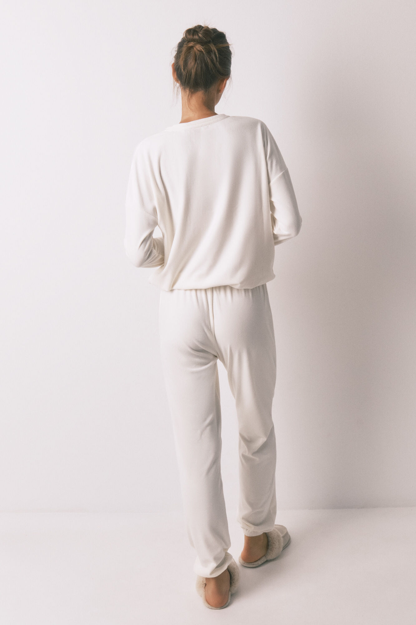 Women'secret Pijama larga en suave terciopelo blanco brillante. marfil