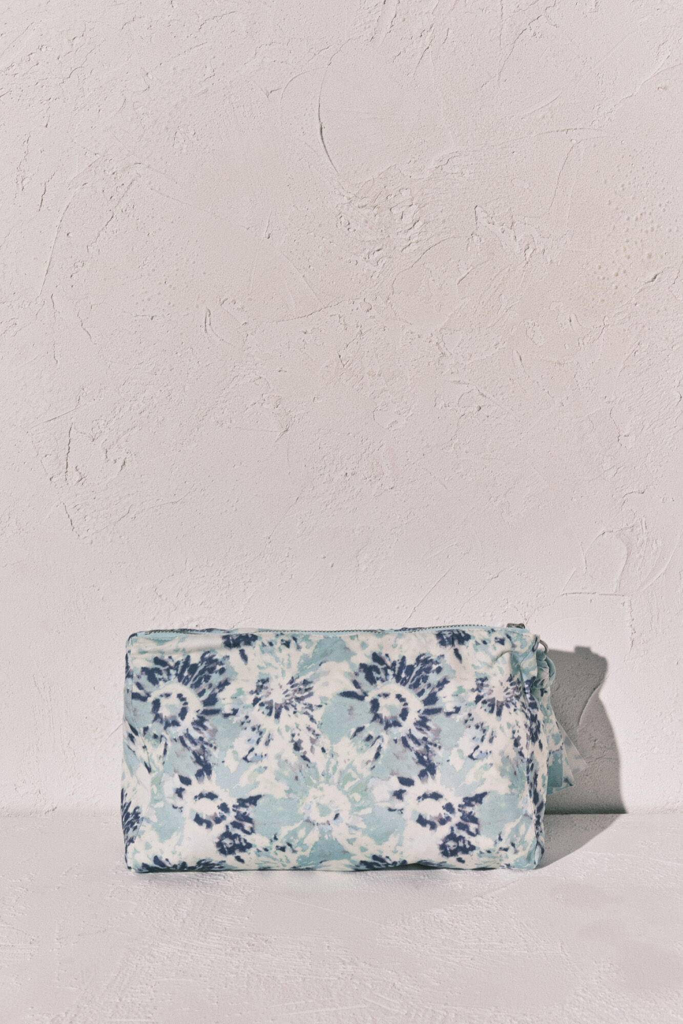 Women'secret Bolsa impermeable Tie Dye para traje de ba&ntilde;o verde estampado