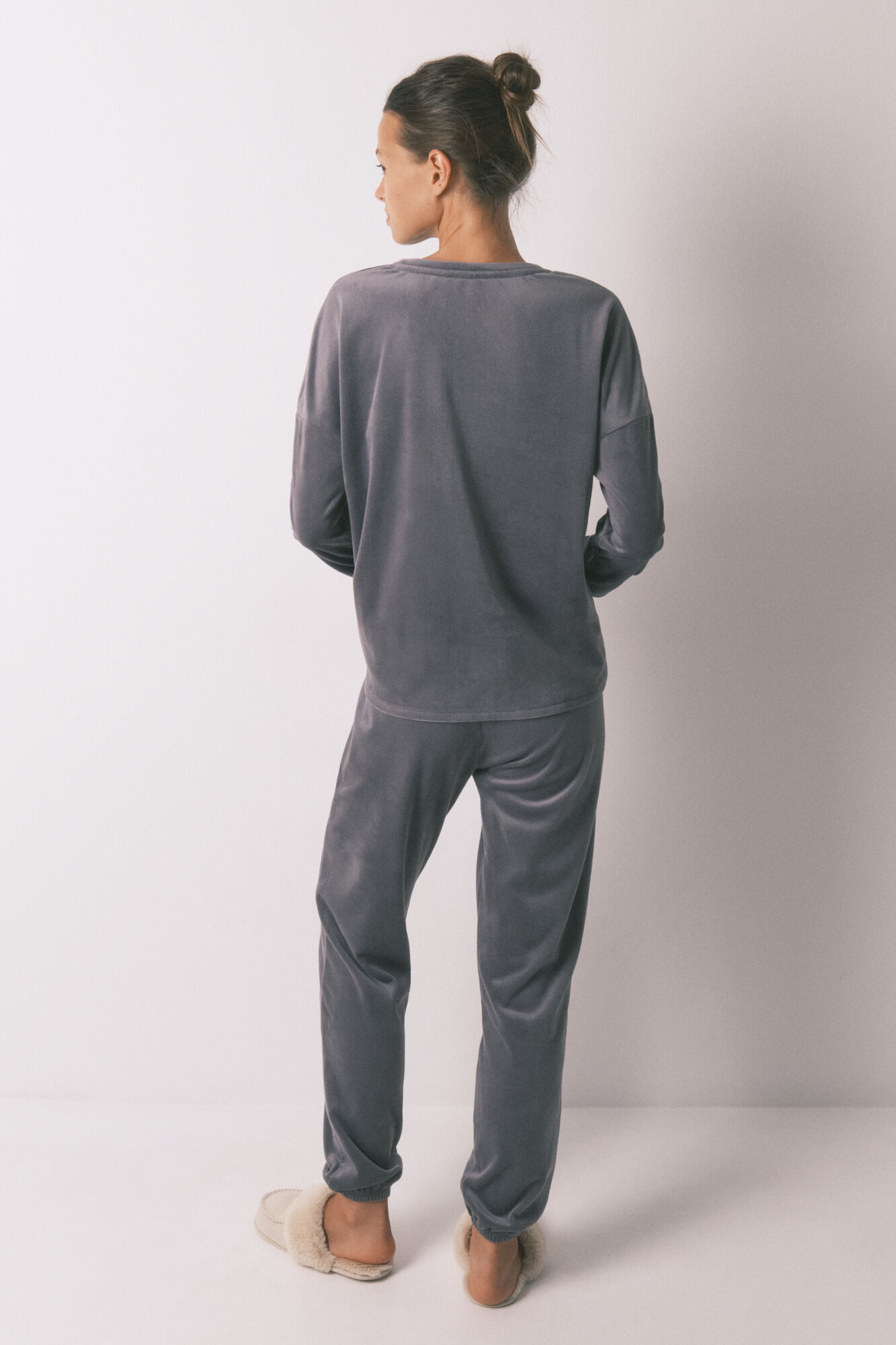 Women'secret Pijama larga de terciopelo gris suave y brillante. gris
