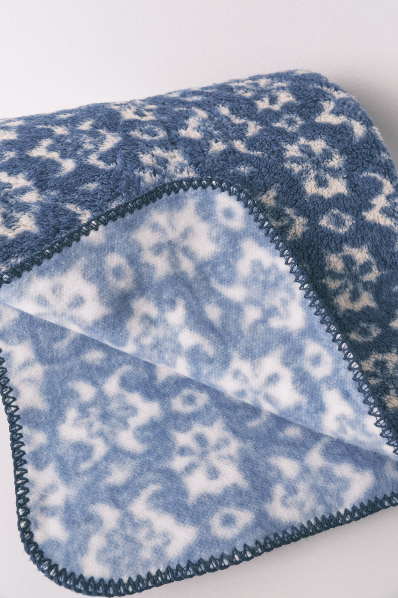 Women'secret Manta de forro polar sherpa con estampado floral azul 