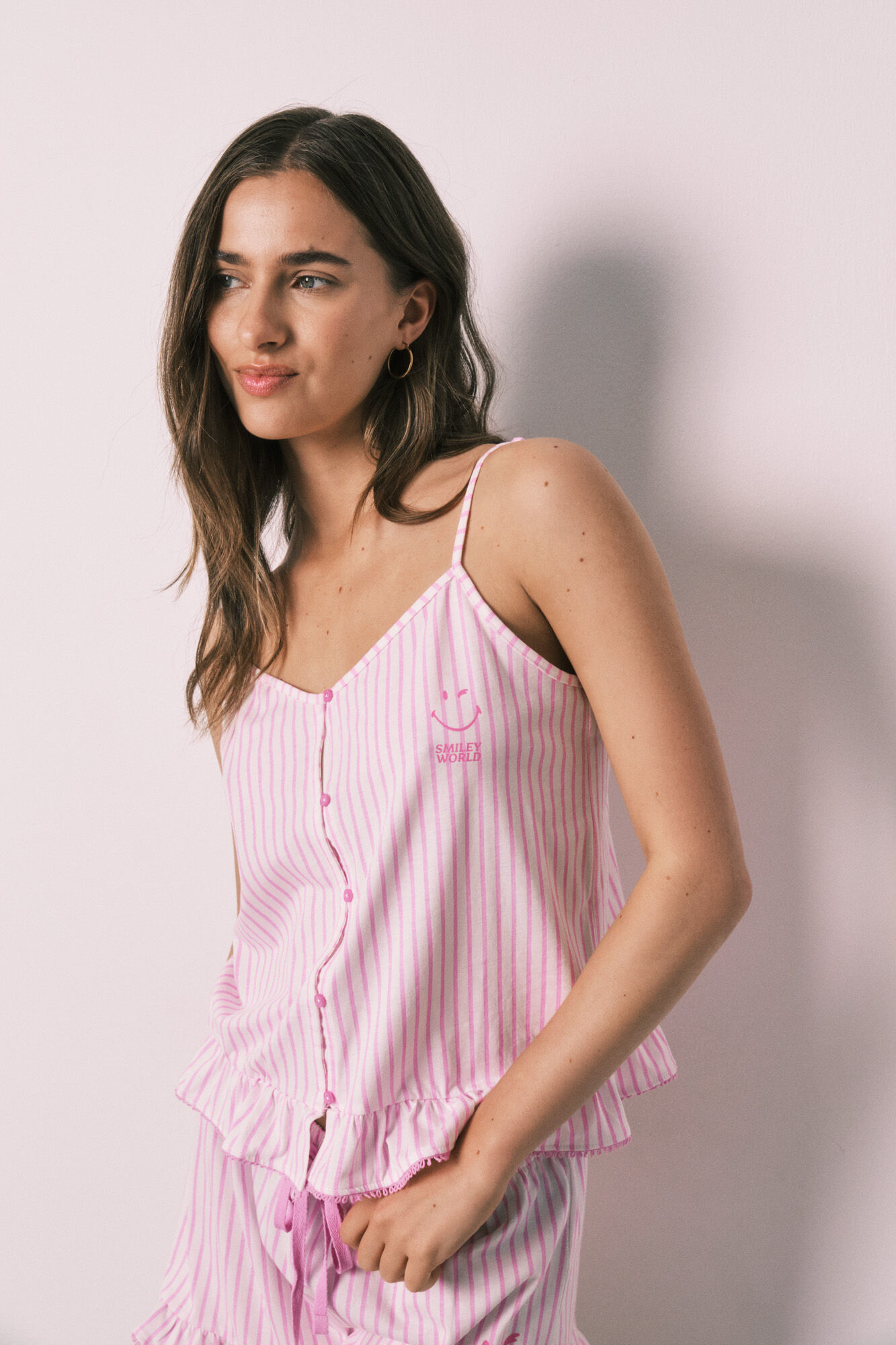 Women'secret Pijama corta de tirantes de algod&oacute;n SmileyWorld&reg; de rayas con volantes estampado