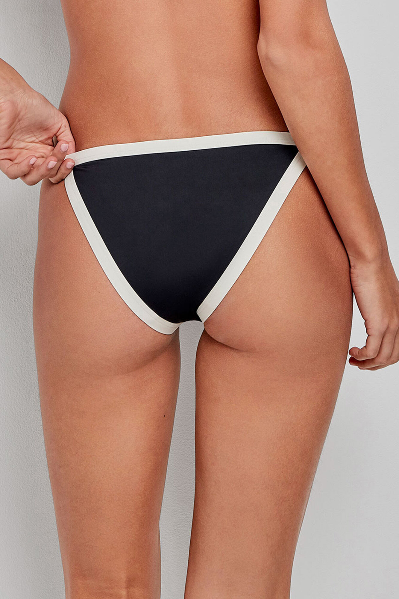 Gisela Panty de bikini cl&aacute;sica negra con ribete negro