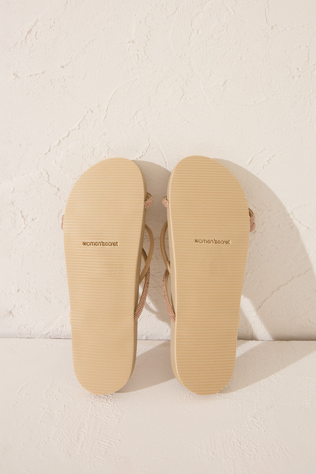 Women'secret Chanclas impermeables con suela c&oacute;moda  caf&eacute;