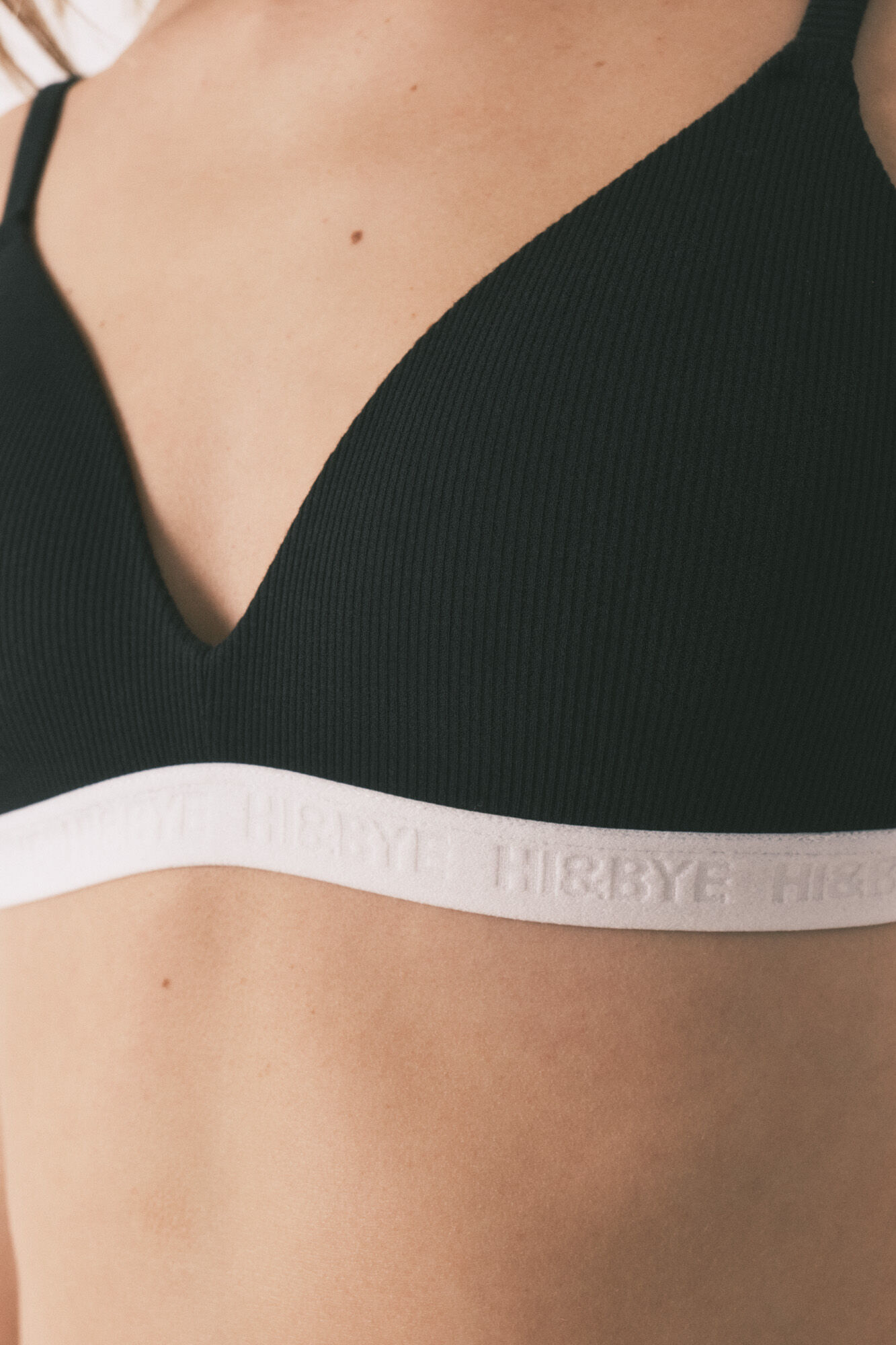 HI&BYE Brasier triangular relleno negro negro