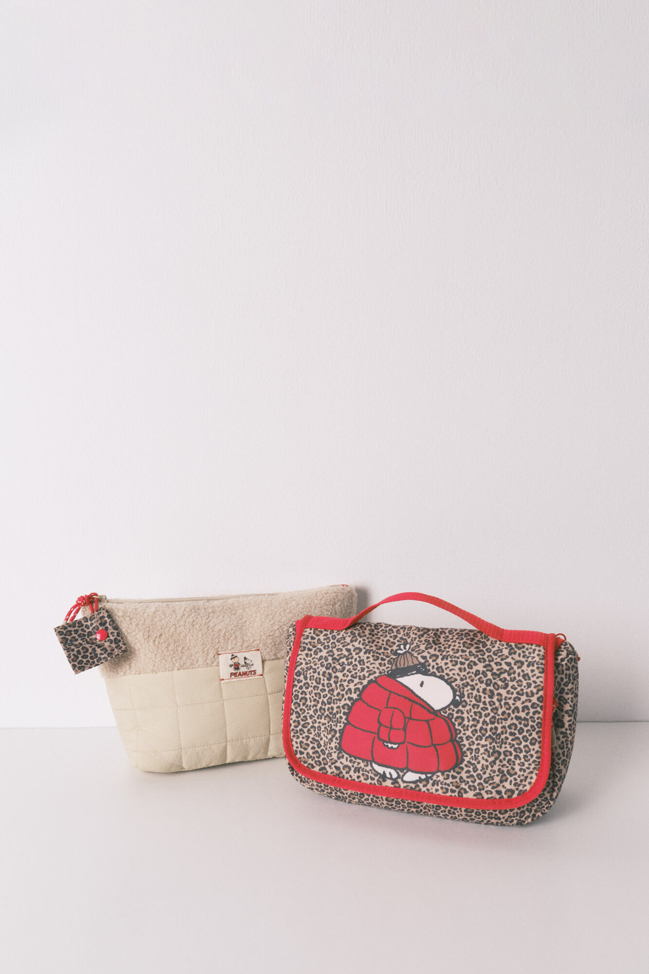 Women'secret Neceser mediano con percha con estampado animal de Snoopy  estampado