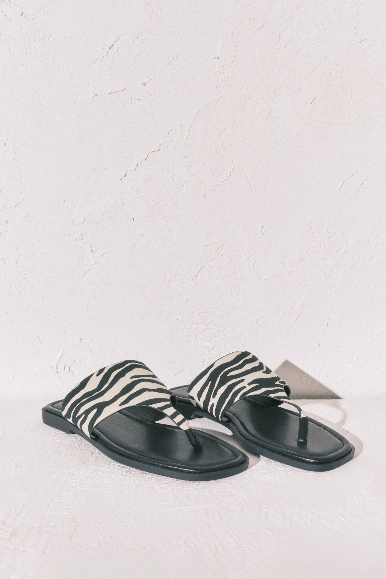 Women'secret Sandalias planas de dedo con estampado de cebra negro