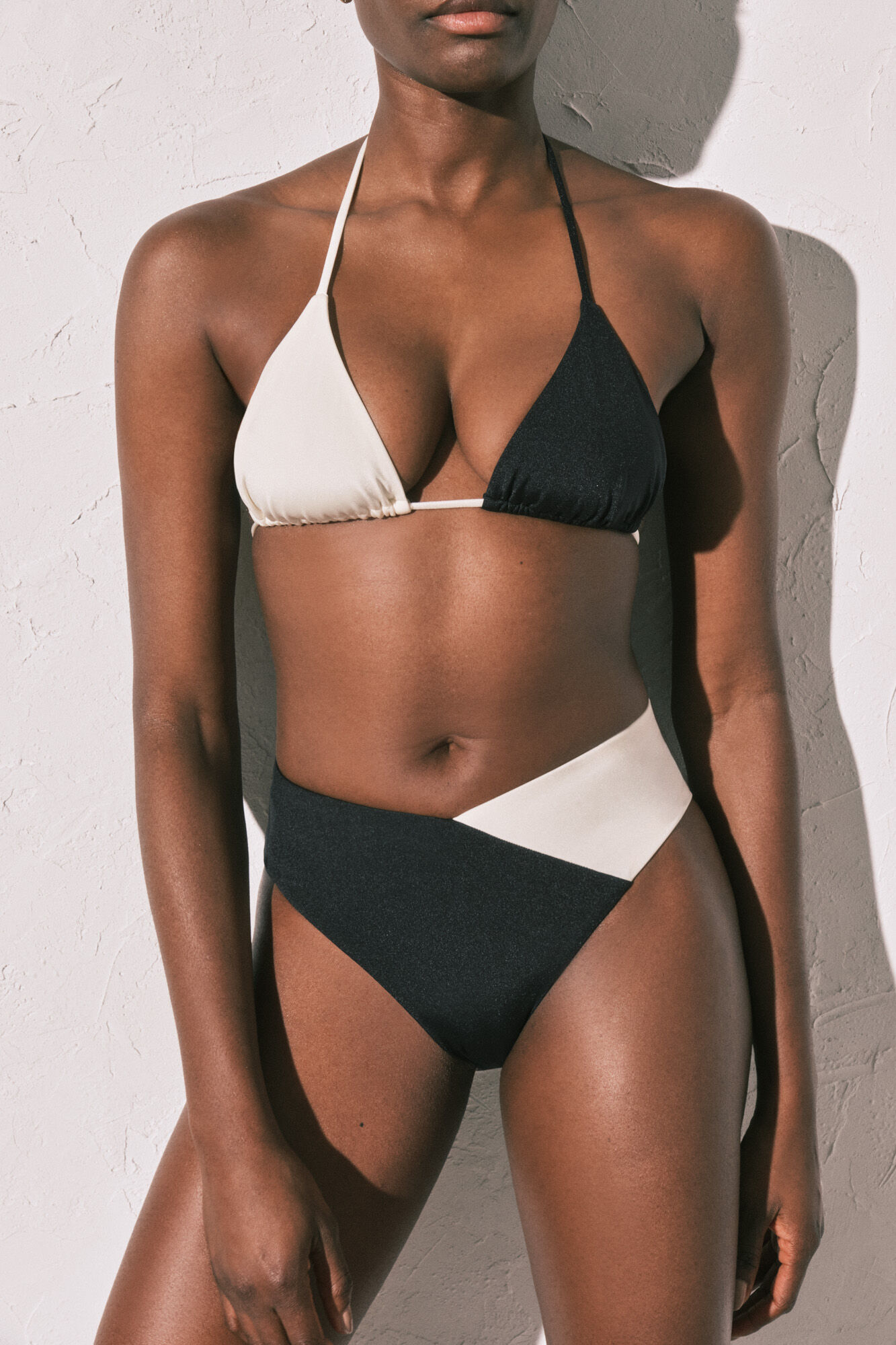 Women'secret Panty de bikini de tiro alto color block blanco y negro negro