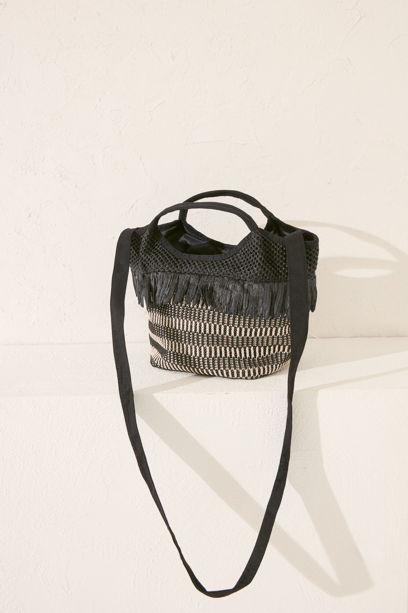 Women'secret Bolsa mediana de rafia negra con flecos . caf&eacute;