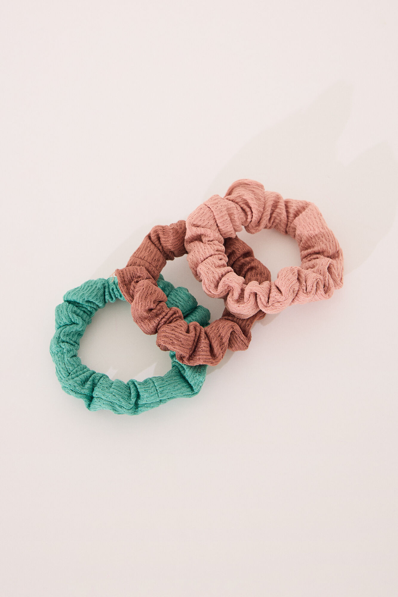 Women'secret Paquete de 3 mini gomas para el pelo en rosa, verde y marr&oacute;n blanco