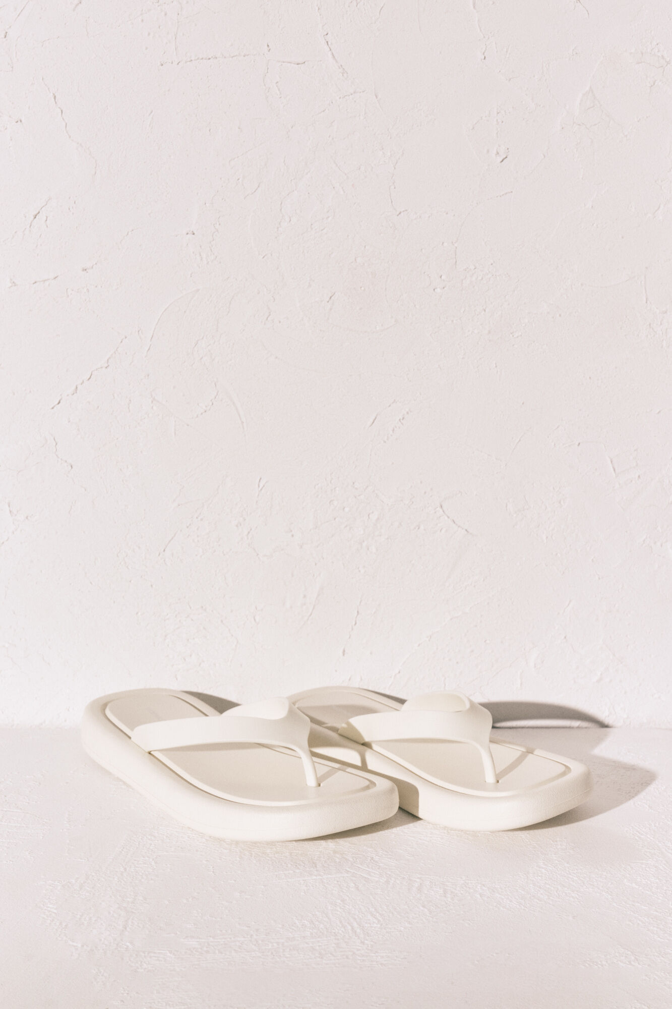 Women'secret Chanclas de suela gruesa de punta cuadrada blancas marfil