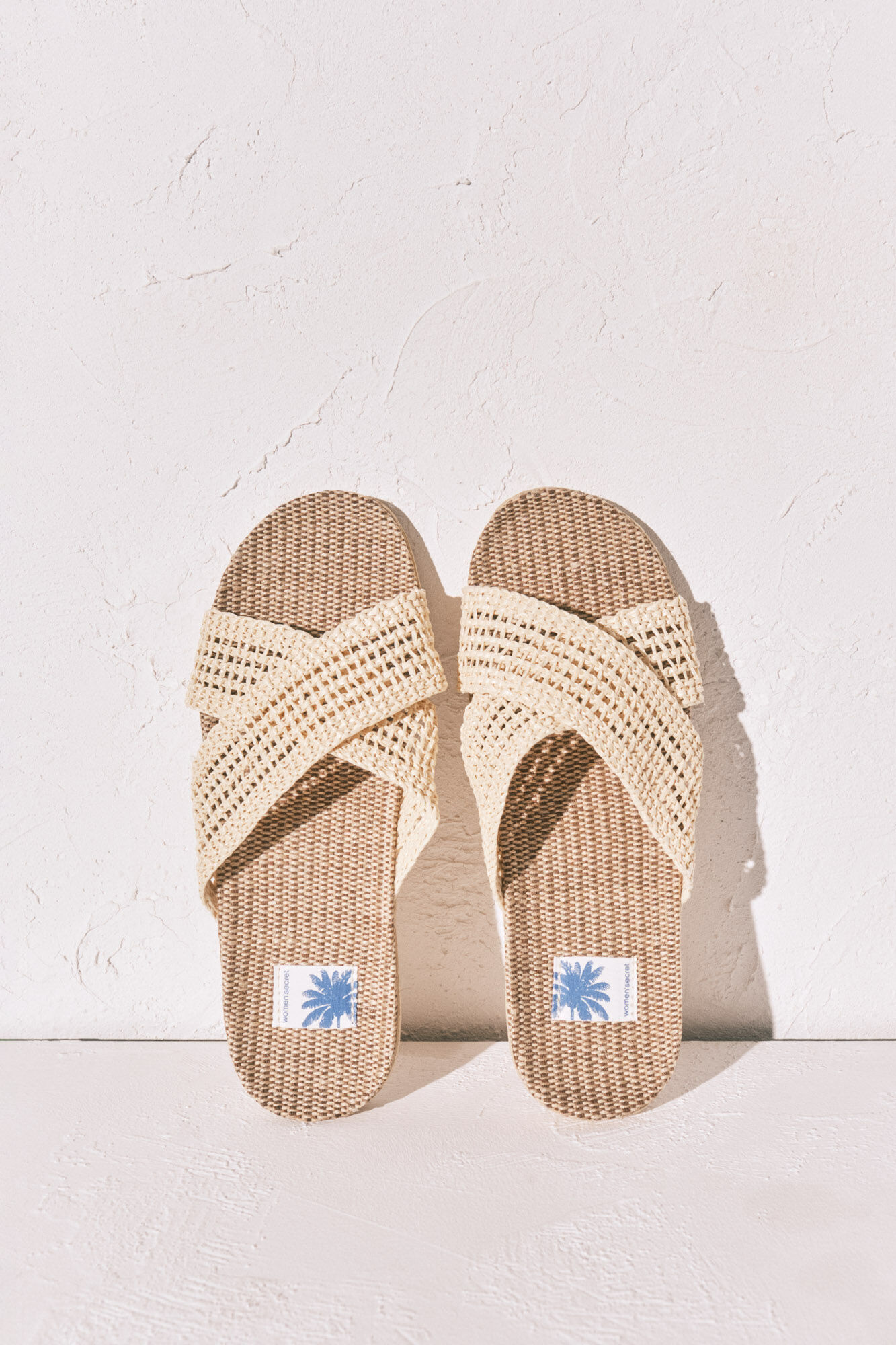 Women'secret Sandalia de tiras efecto rafia caf&eacute;