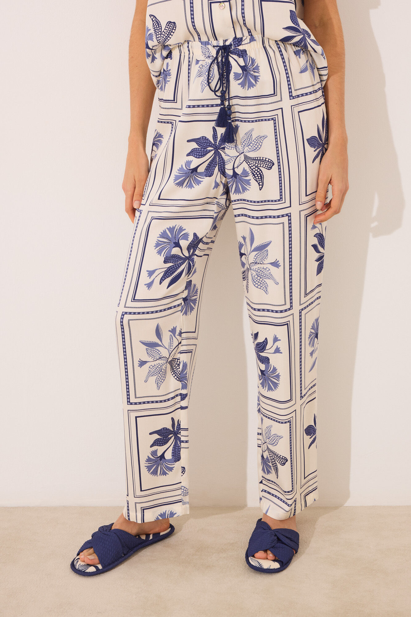 Women'secret Pijama camisera de sat&eacute;n con estampado de flores azul