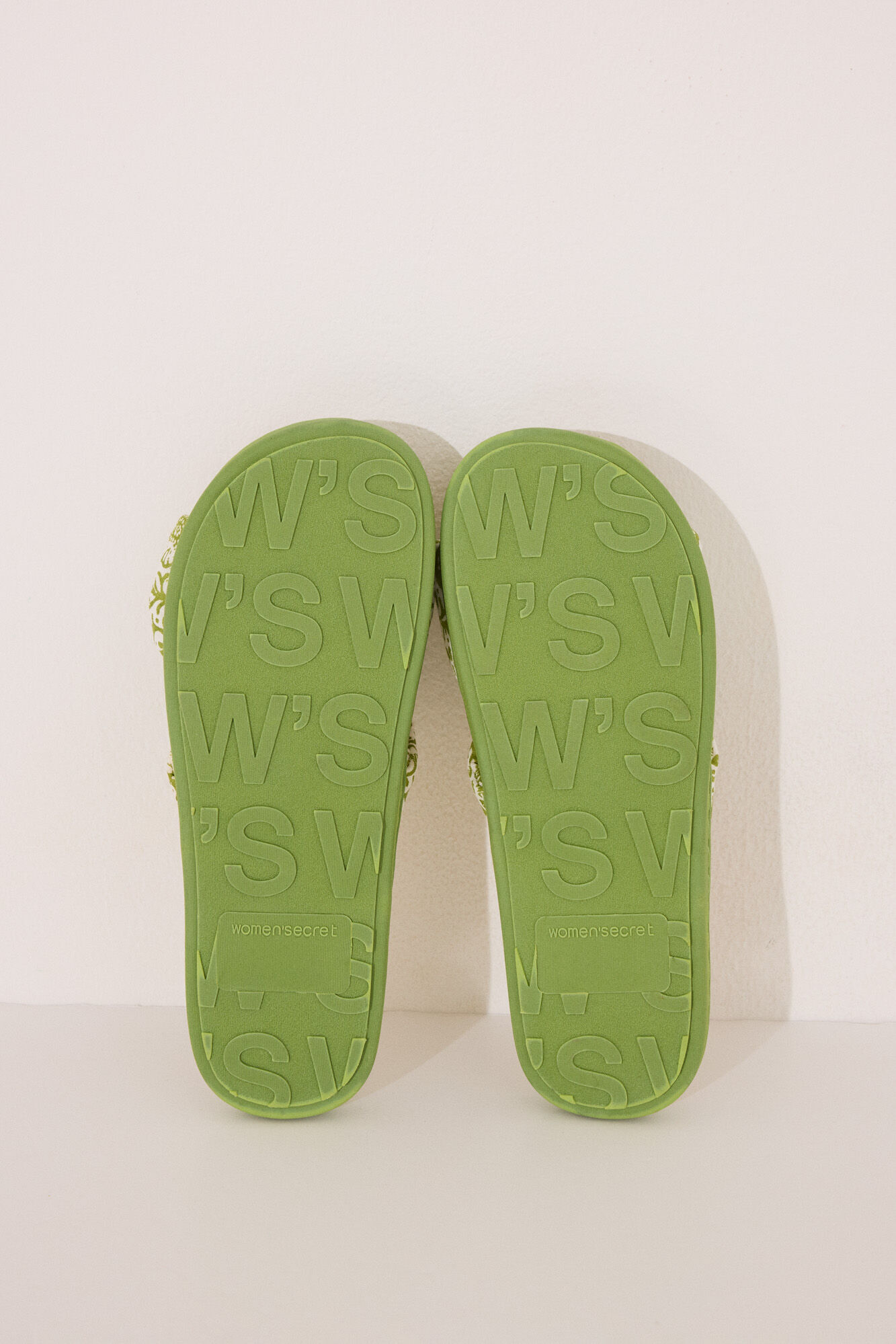 Women'secret Pantuflas para casa con parte superior anudada de rafia verde verde