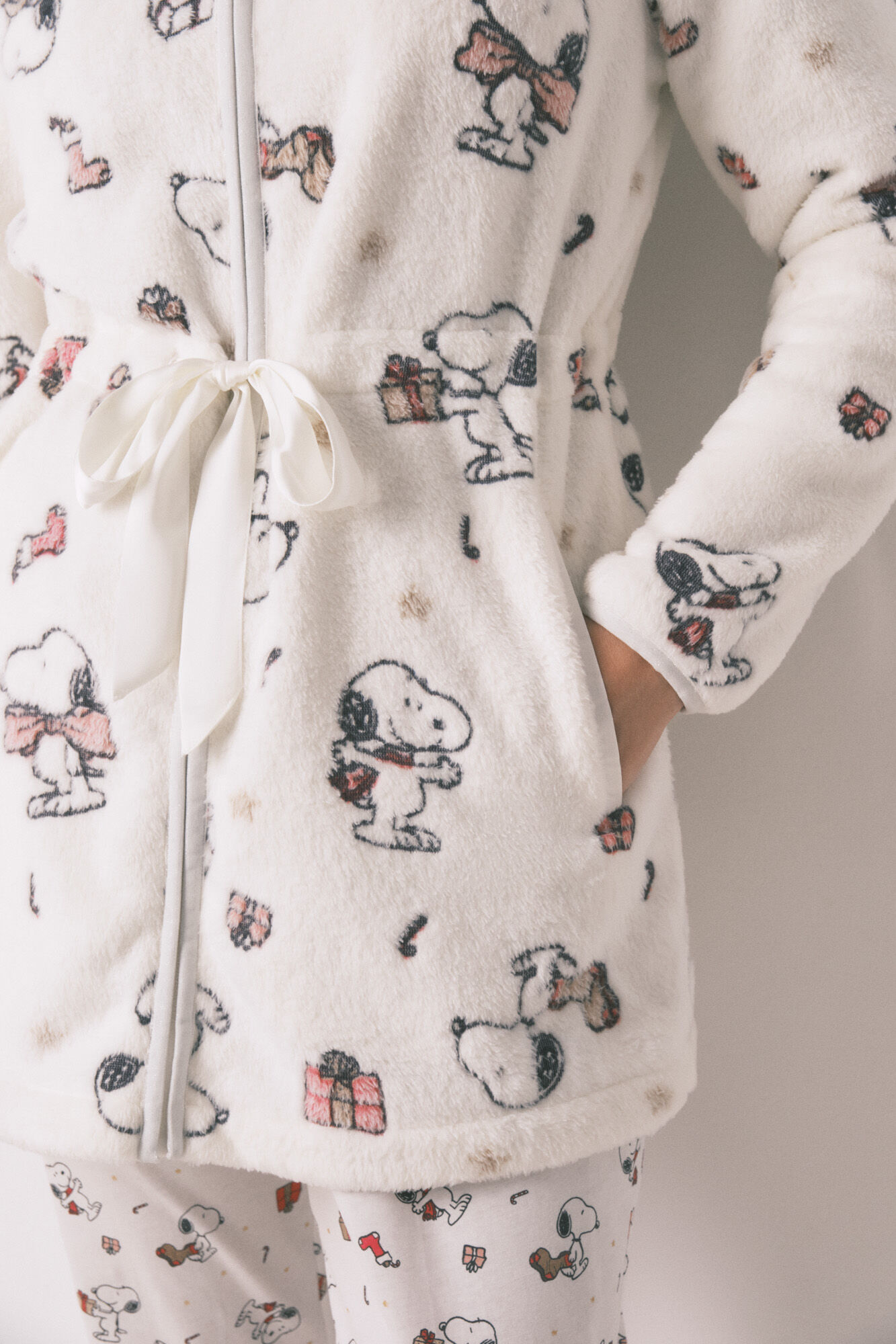 Women'secret Bata short de forro polar blanca con estampado de Snoopy marfil