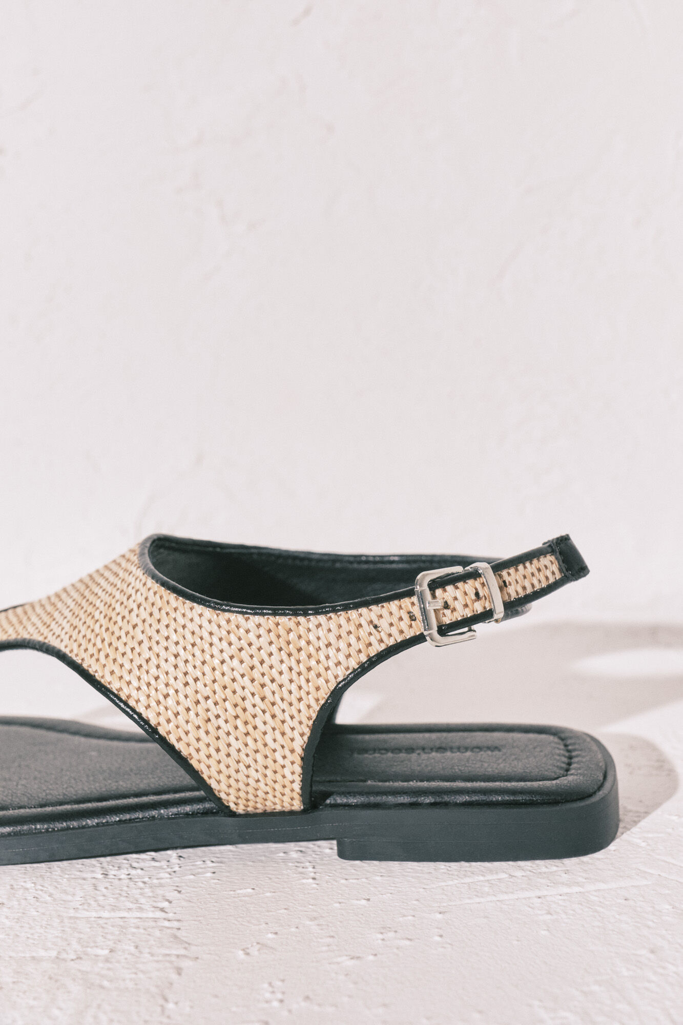 Women'secret Sandalias planas de dedo de rafia negro
