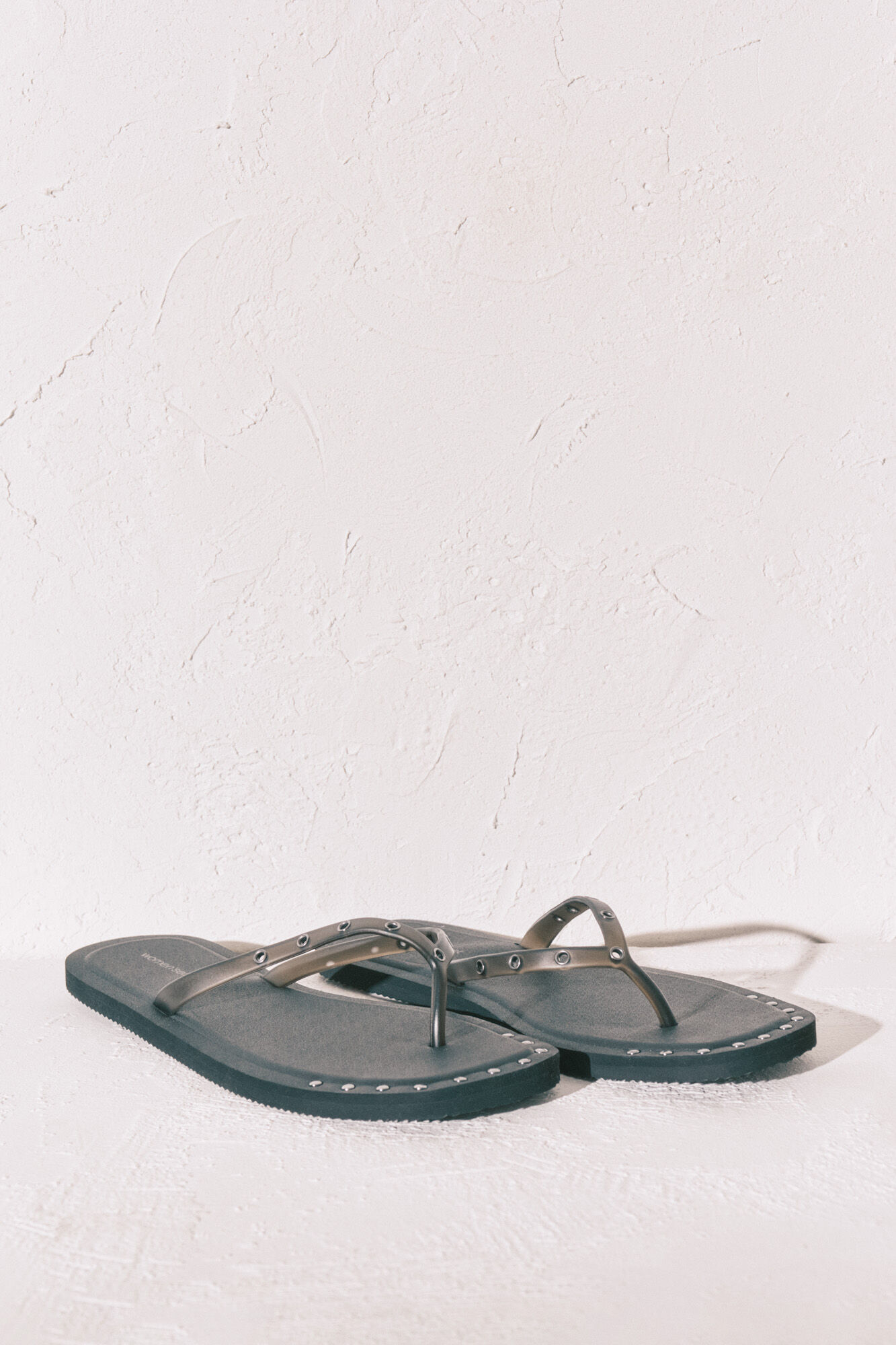 Women'secret Chanclas de punta cuadrada negras con tachuelas negro