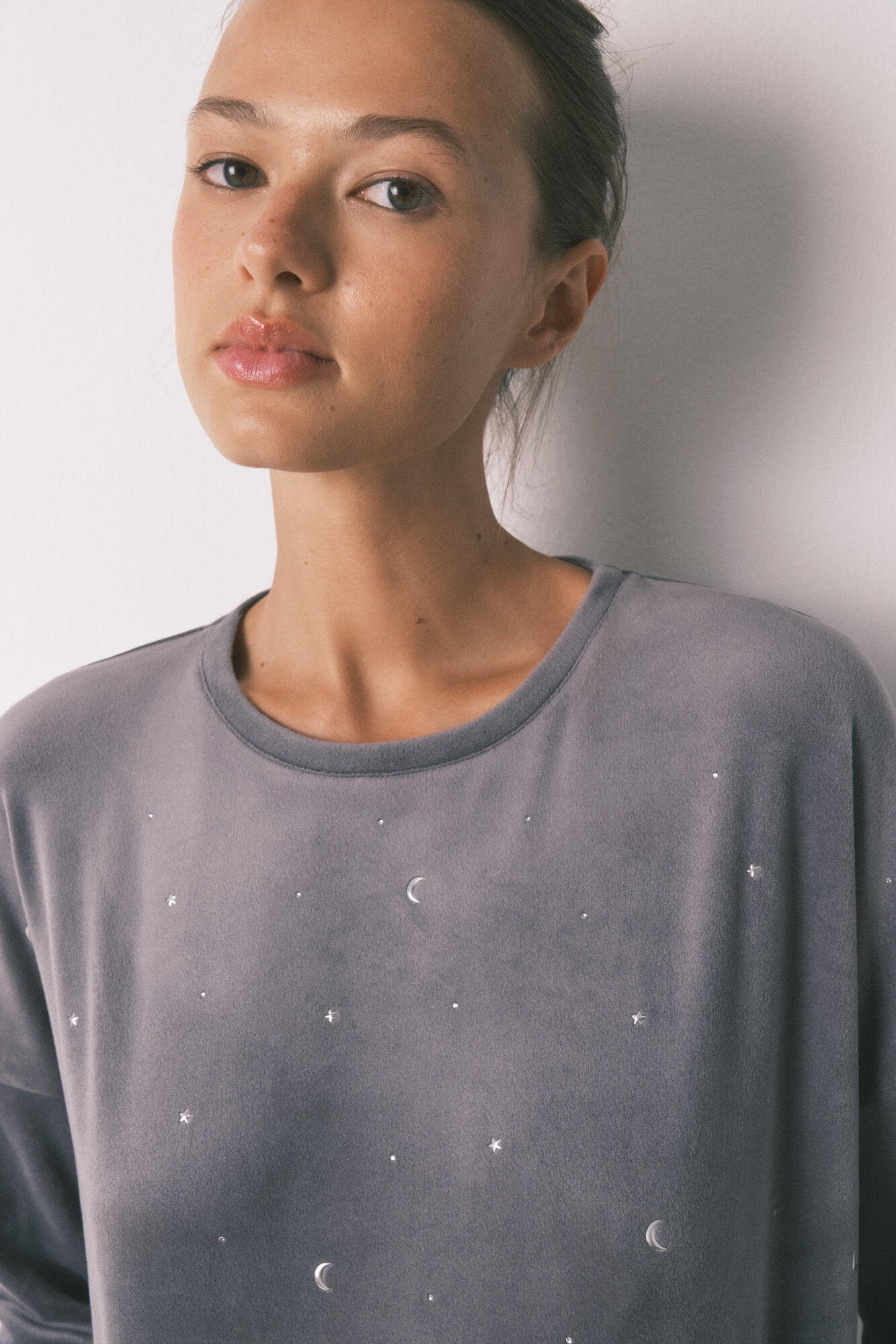 Women'secret Pijama larga de terciopelo gris suave y brillante. gris