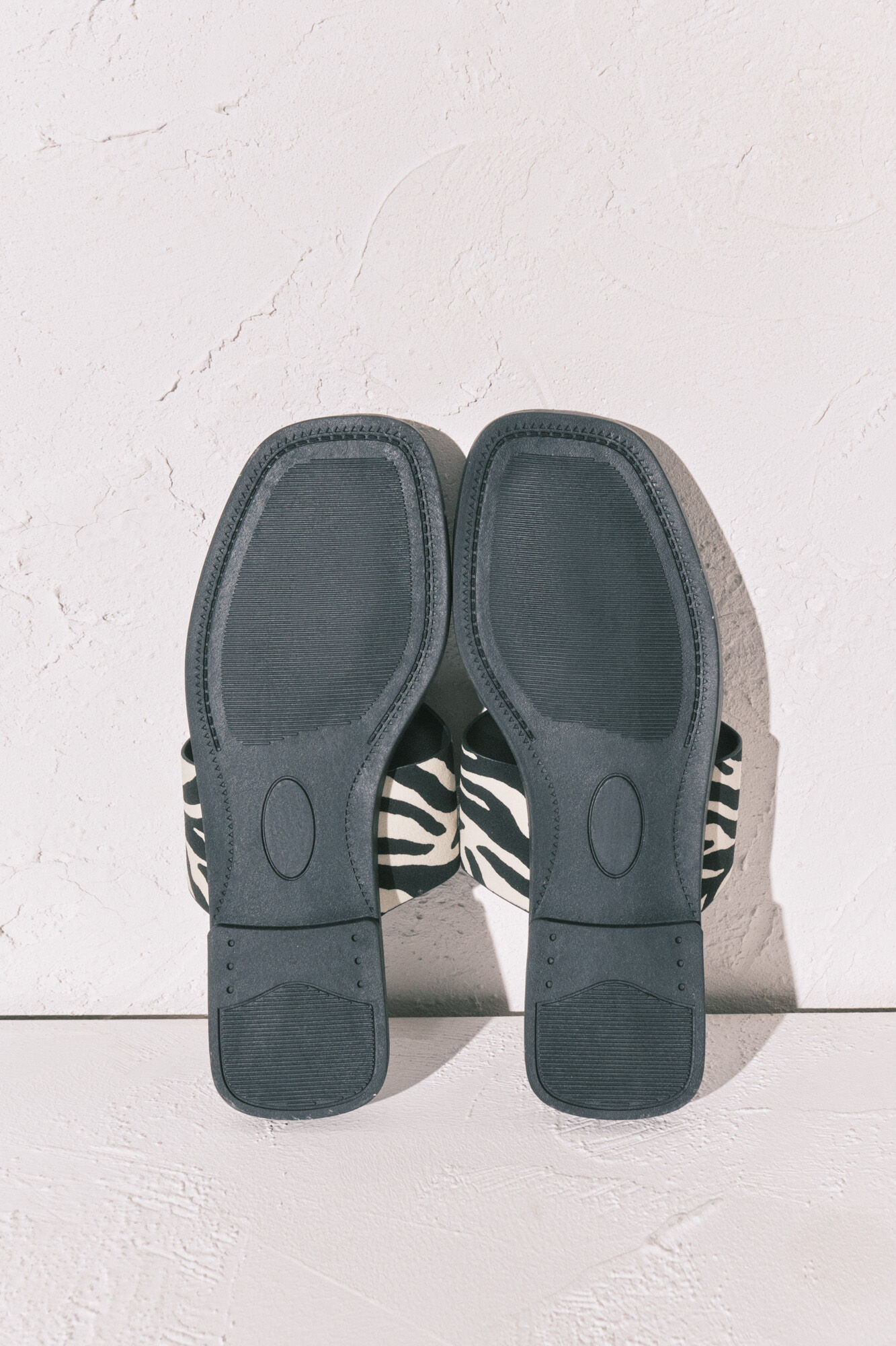 Women'secret Sandalias planas de dedo con estampado de cebra negro