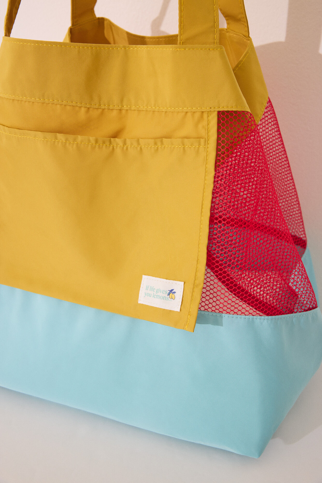 Women'secret Bolsa de bolsa de malla y nailon con estampado blanco. blanco