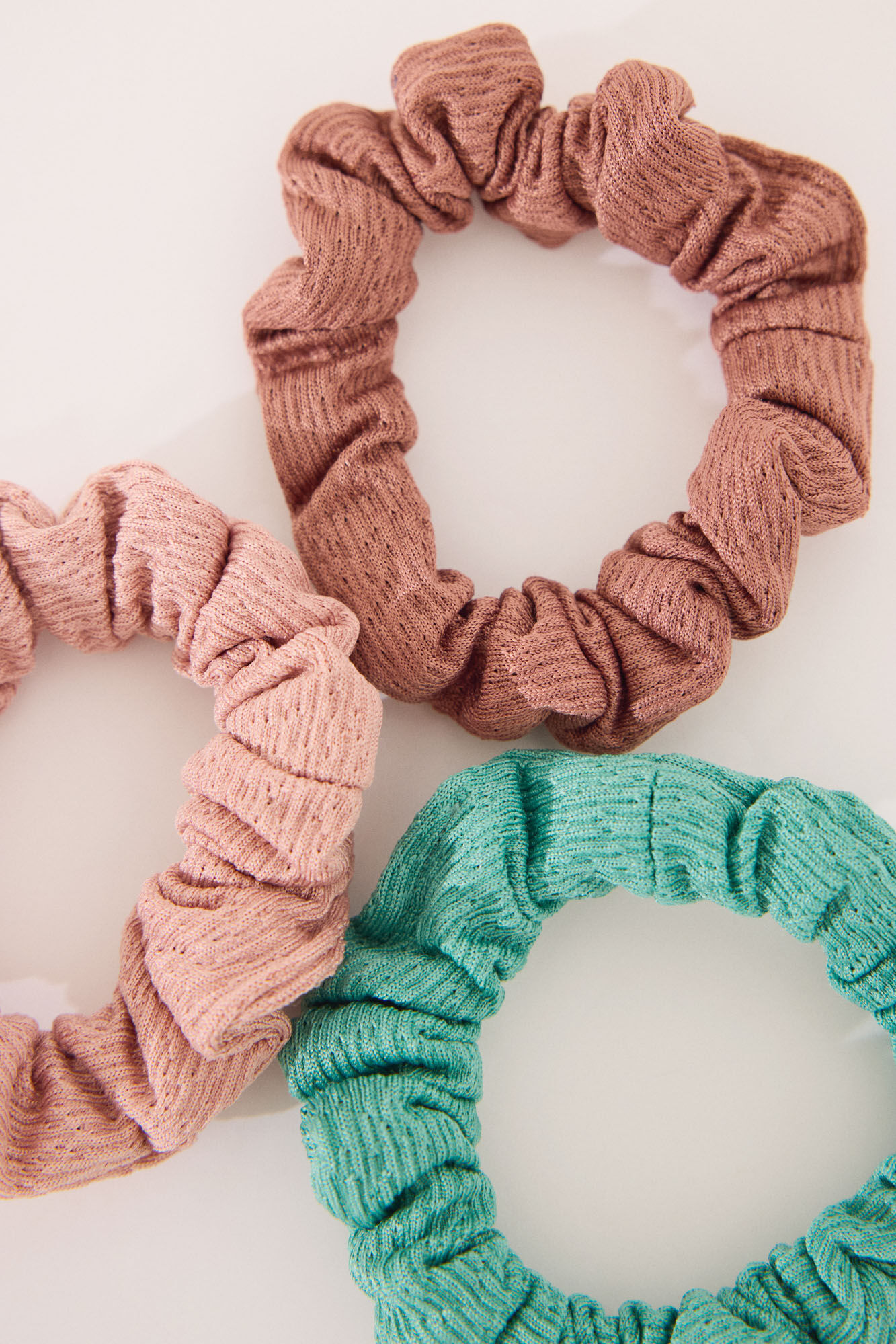 Women'secret Paquete de 3 mini gomas para el pelo en rosa, verde y marr&oacute;n blanco