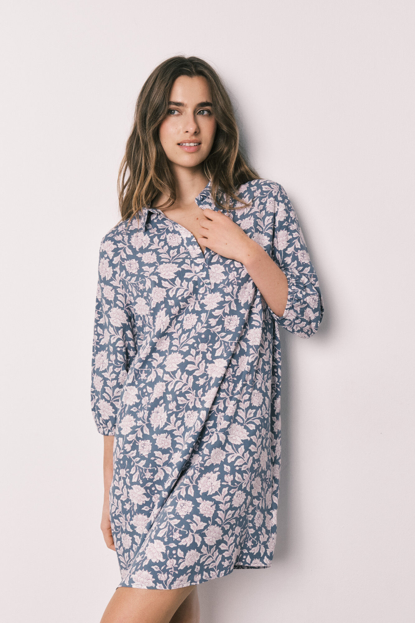 Women'secret Playera de dormir larga de viscosa con estampado de flores rosa