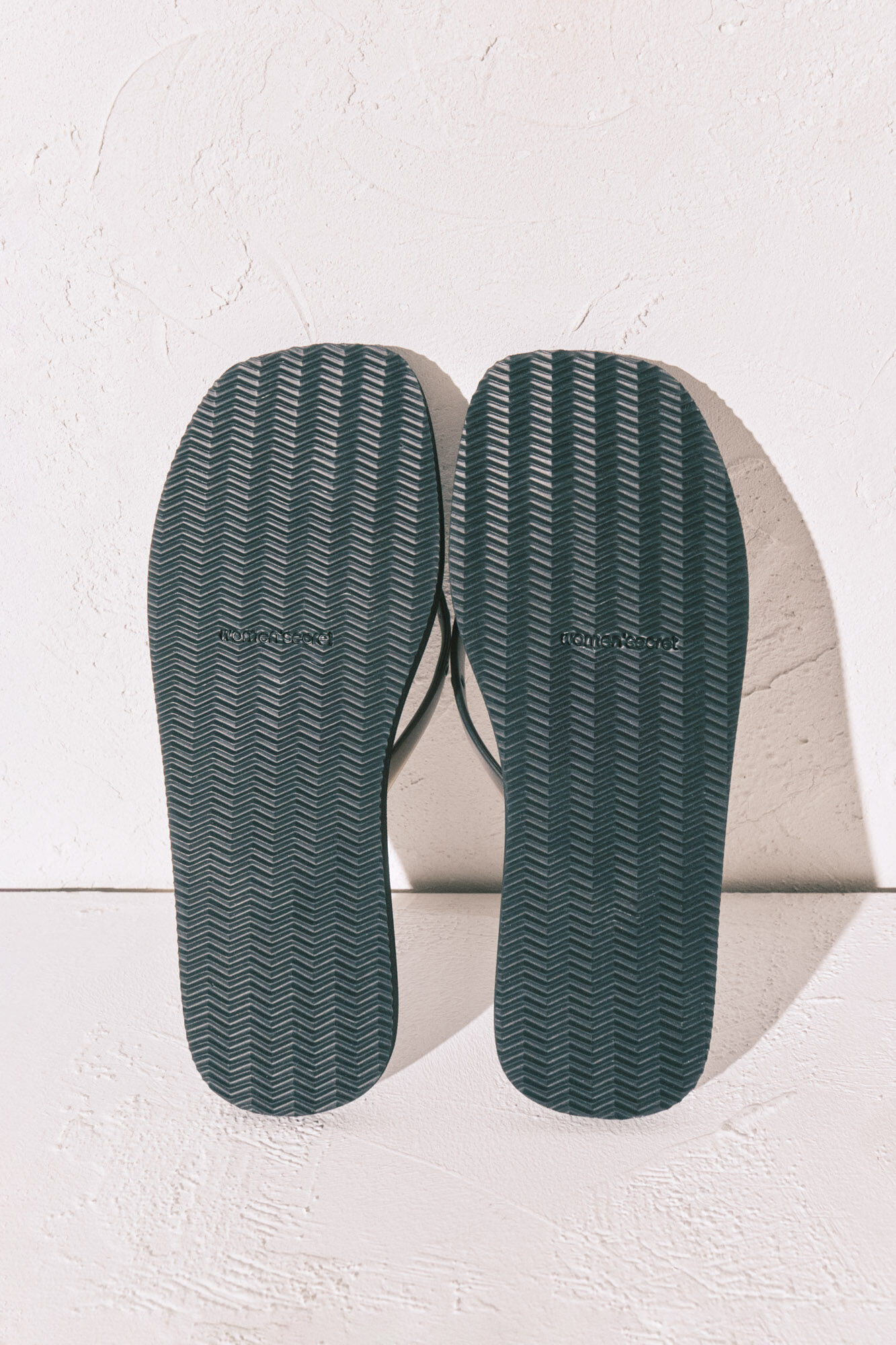 Women'secret Chanclas de punta cuadrada negras con tachuelas negro