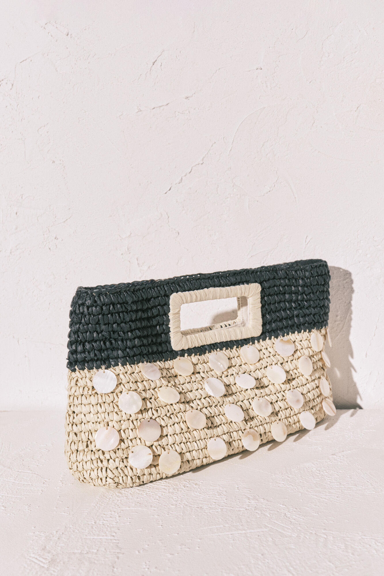 Women'secret Bolsa mediana de rafia natural y negro caf&eacute;