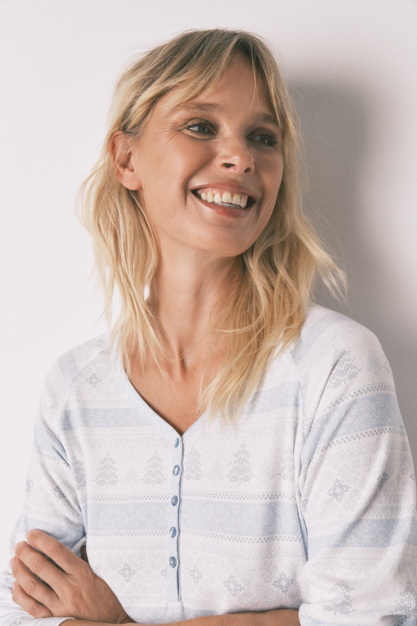 Women'secret Camis&oacute;n midi de tejido suave con estampado cenefa azul