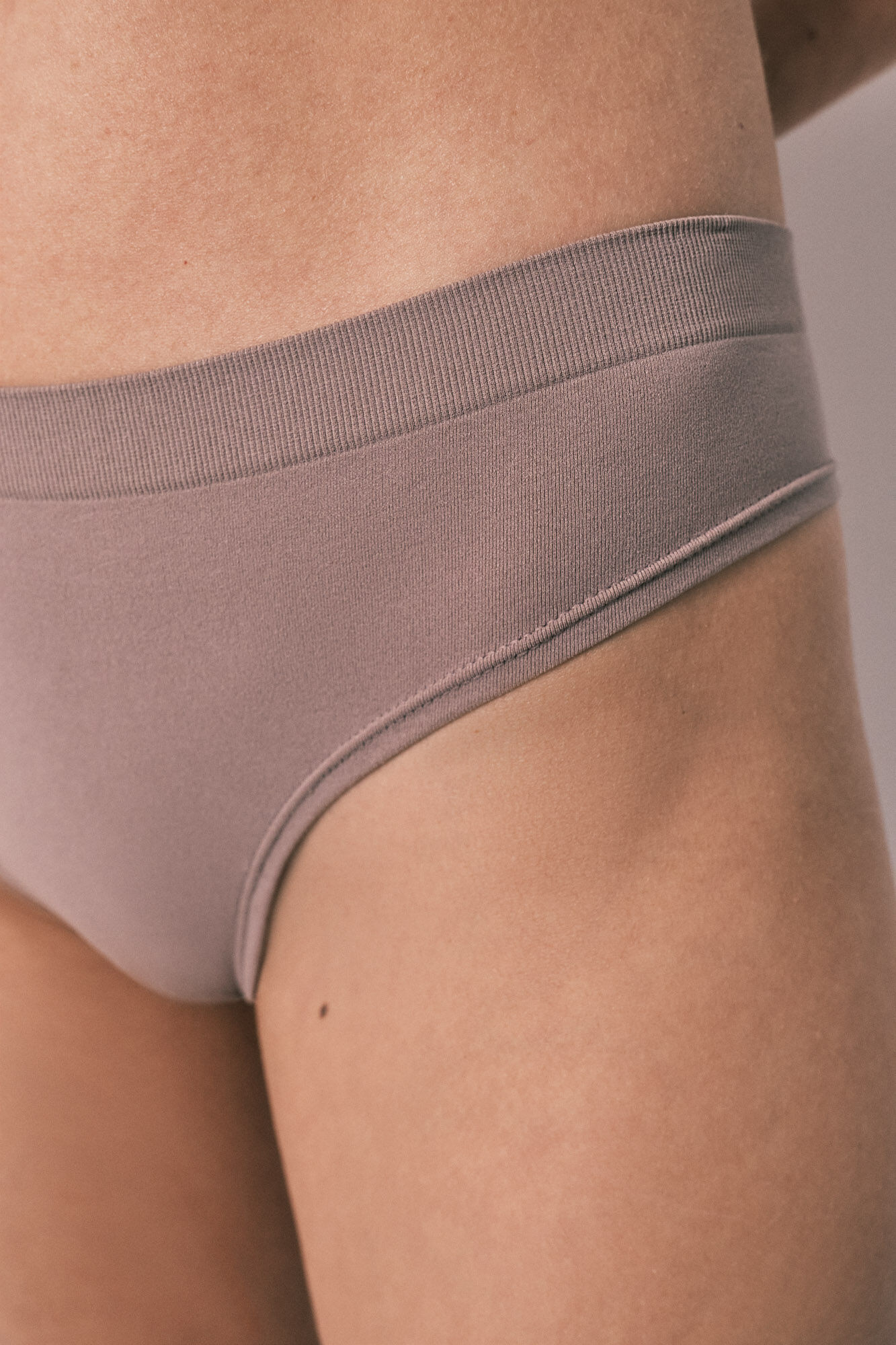 Women'secret Panty brasile&ntilde;o sin costuras marr&oacute;n caf&eacute;