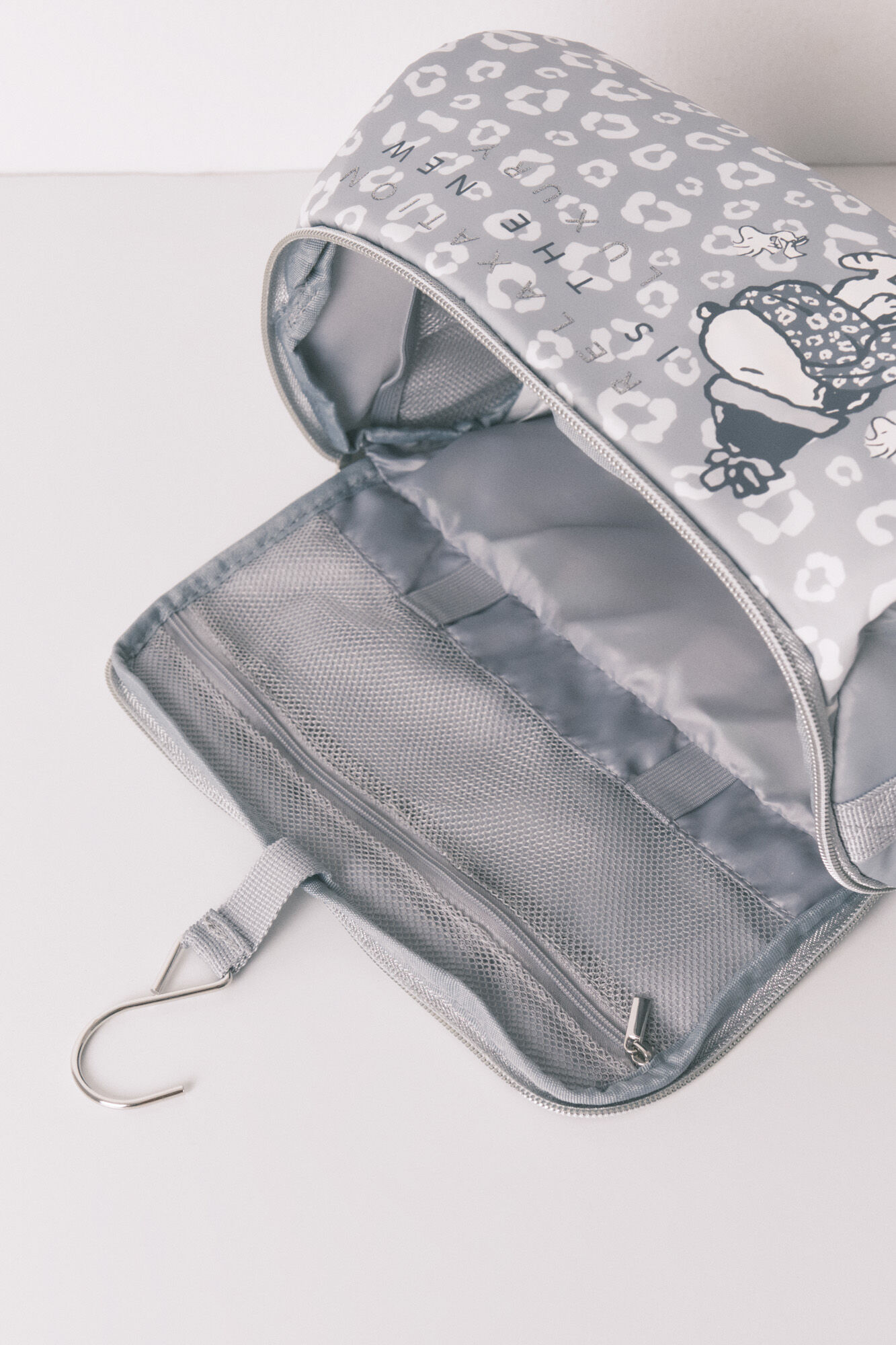 Women'secret Neceser con cierre y estampado animal de Snoopy gris