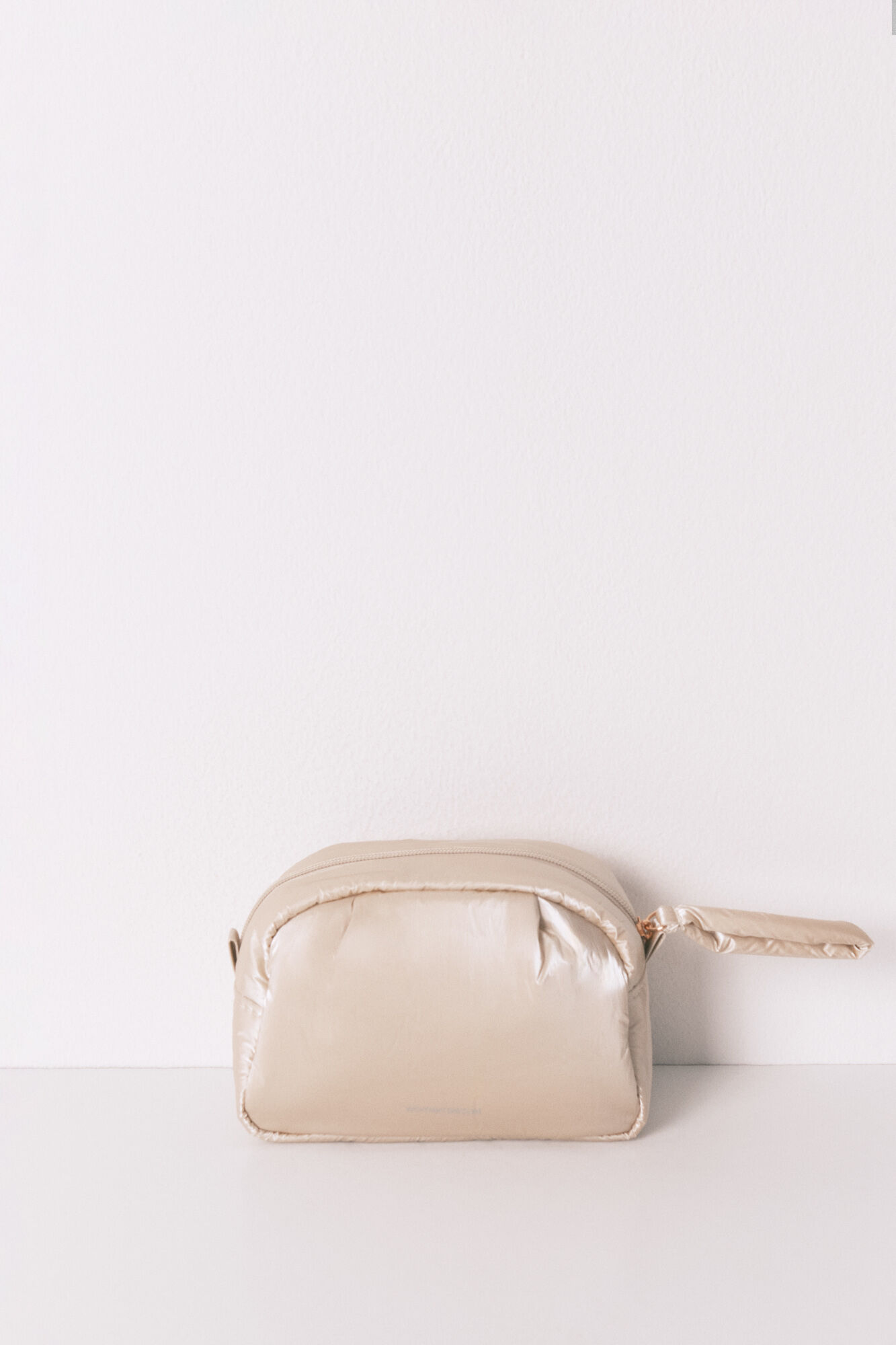 Women'secret Peque&ntilde;o neceser acolchado de color rosa satinado  marfil