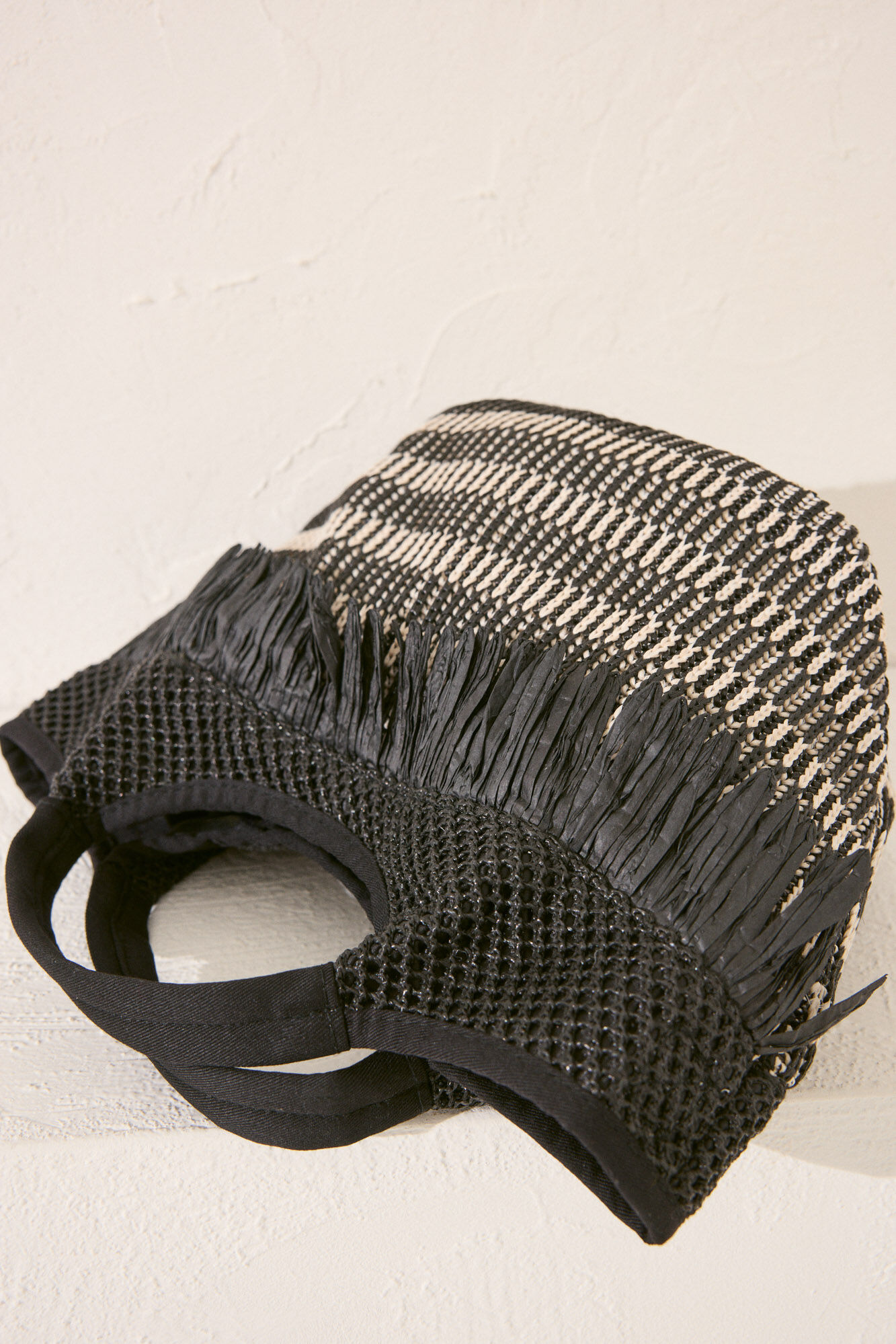 Women'secret Bolsa mediana de rafia negra con flecos . caf&eacute;