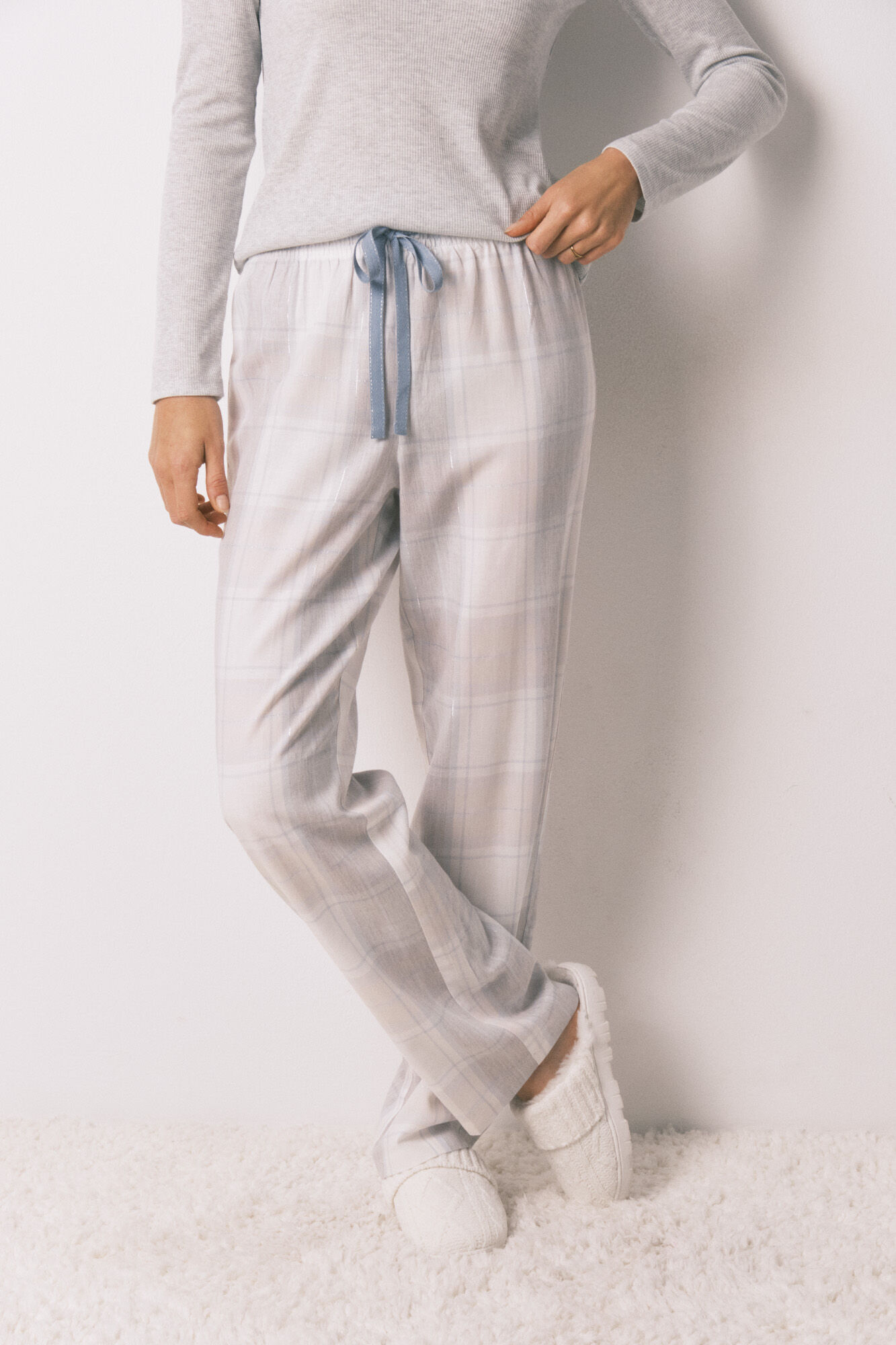 Women'secret Pijama larga cuadros con efecto brillante gris gris