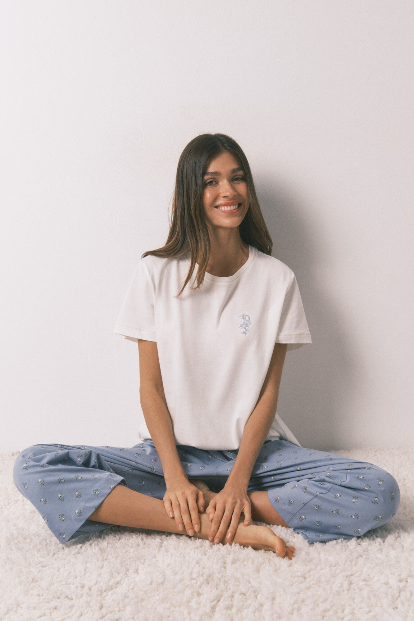 Women'secret Pijama larga con mangas manga corta y flores.