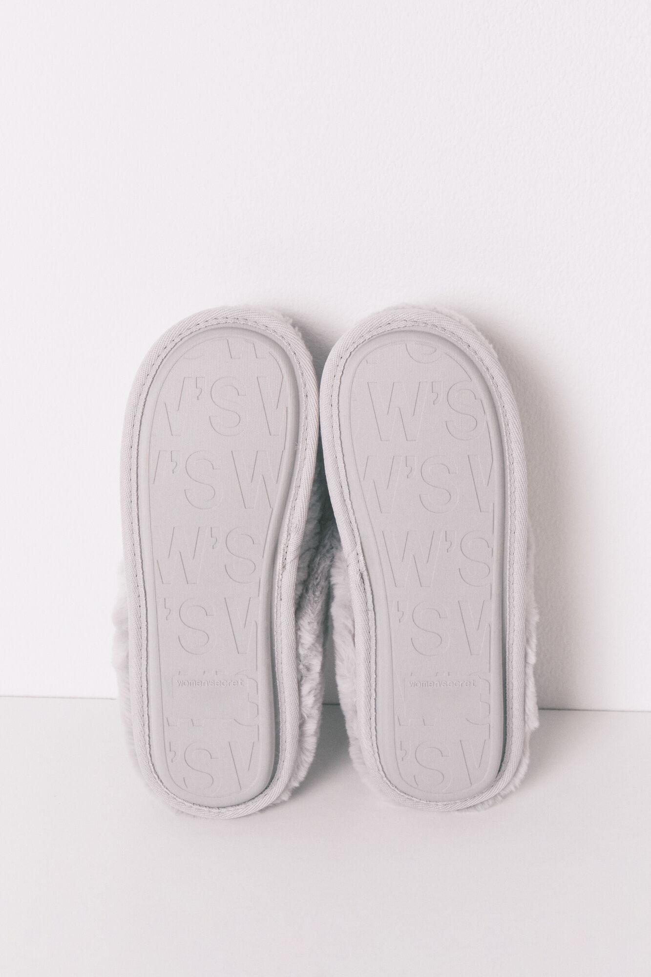 Women'secret Pantuflas para casa de piel con estampado animal gris