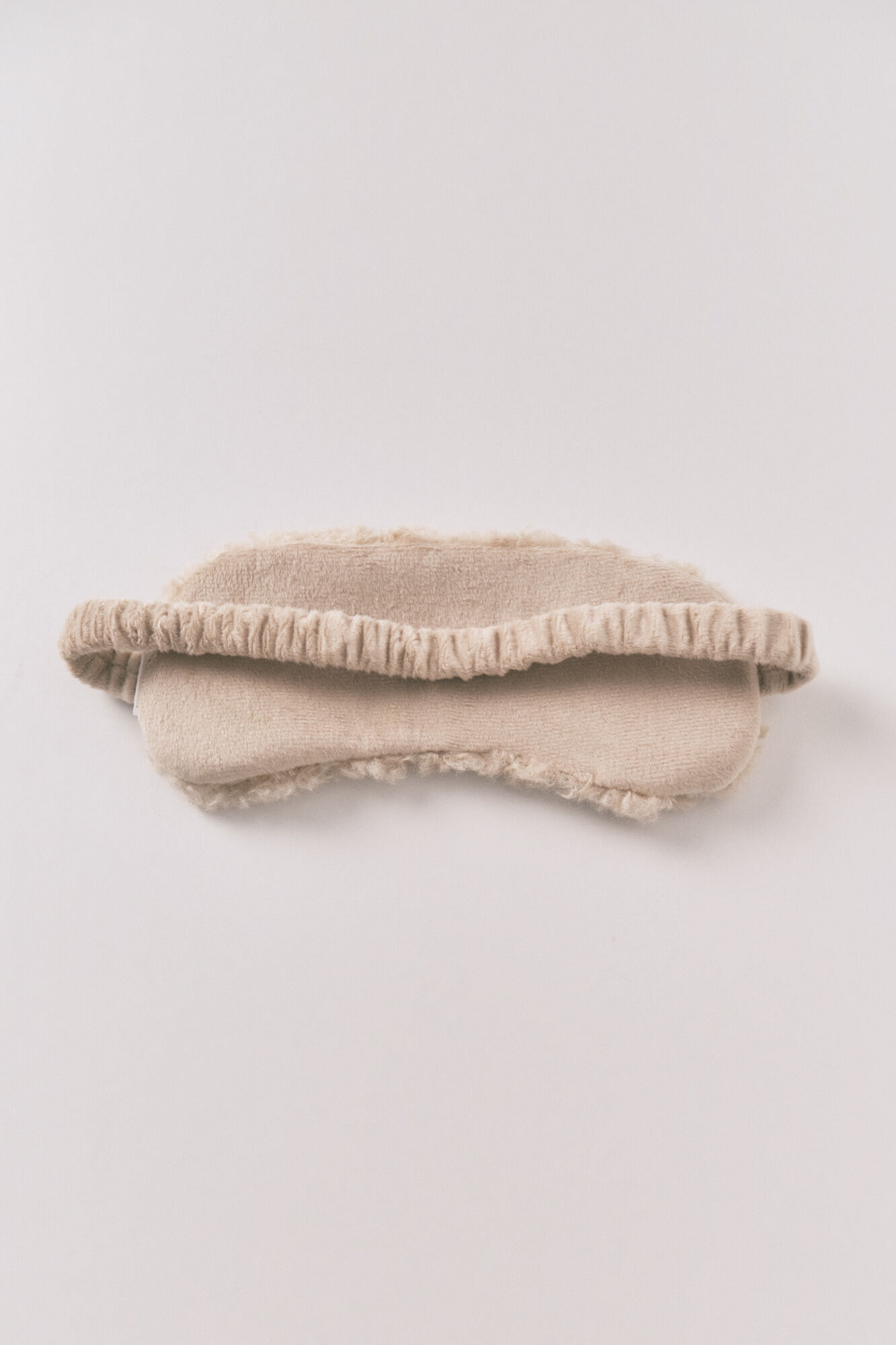 Women'secret Pack de regalo de pantuflas para casa de borrego de Snoopy y antifaz marfil