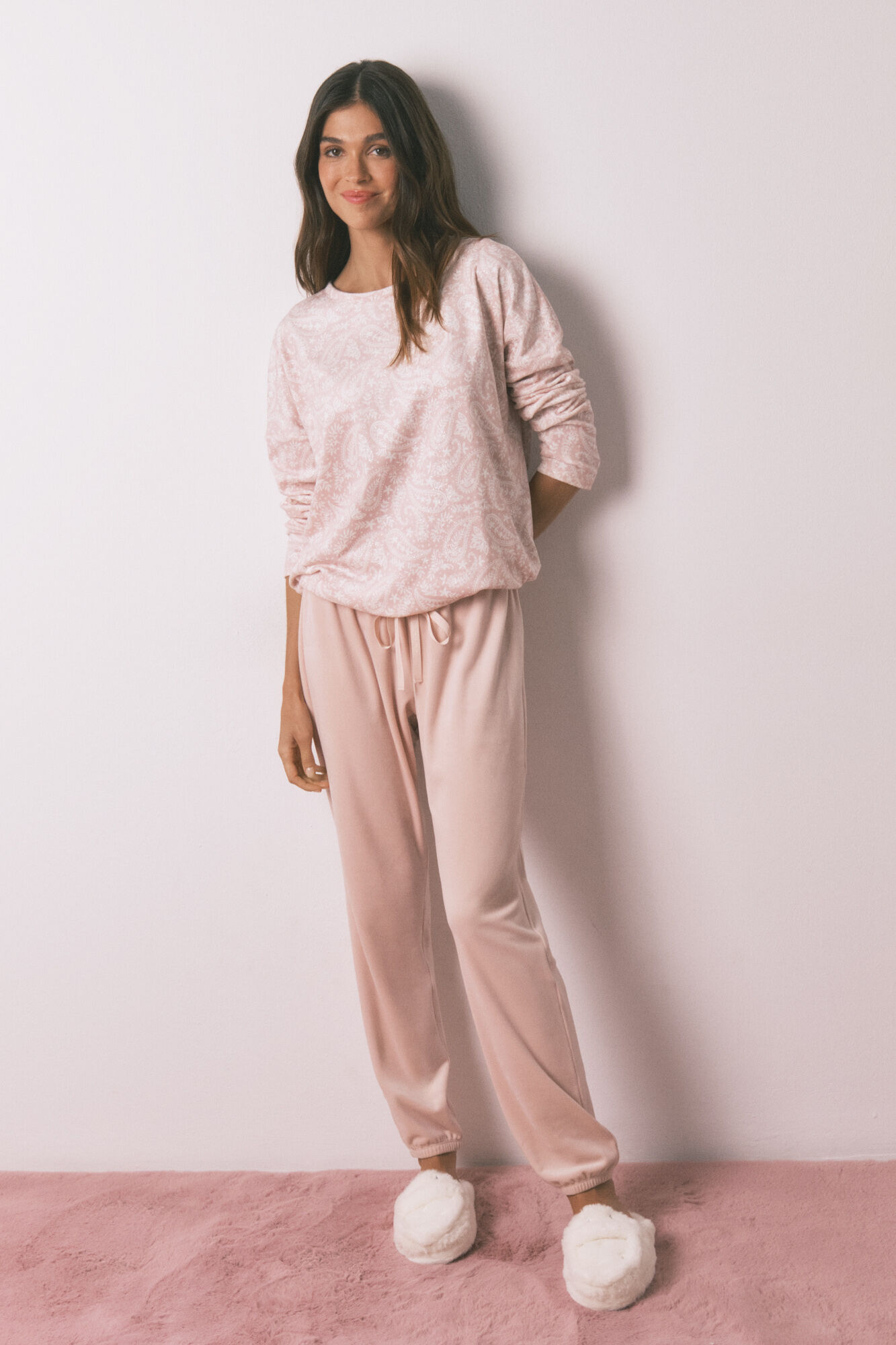 Women'secret Pijama larga de terciopelo rosa suave con terciopelo . rosa