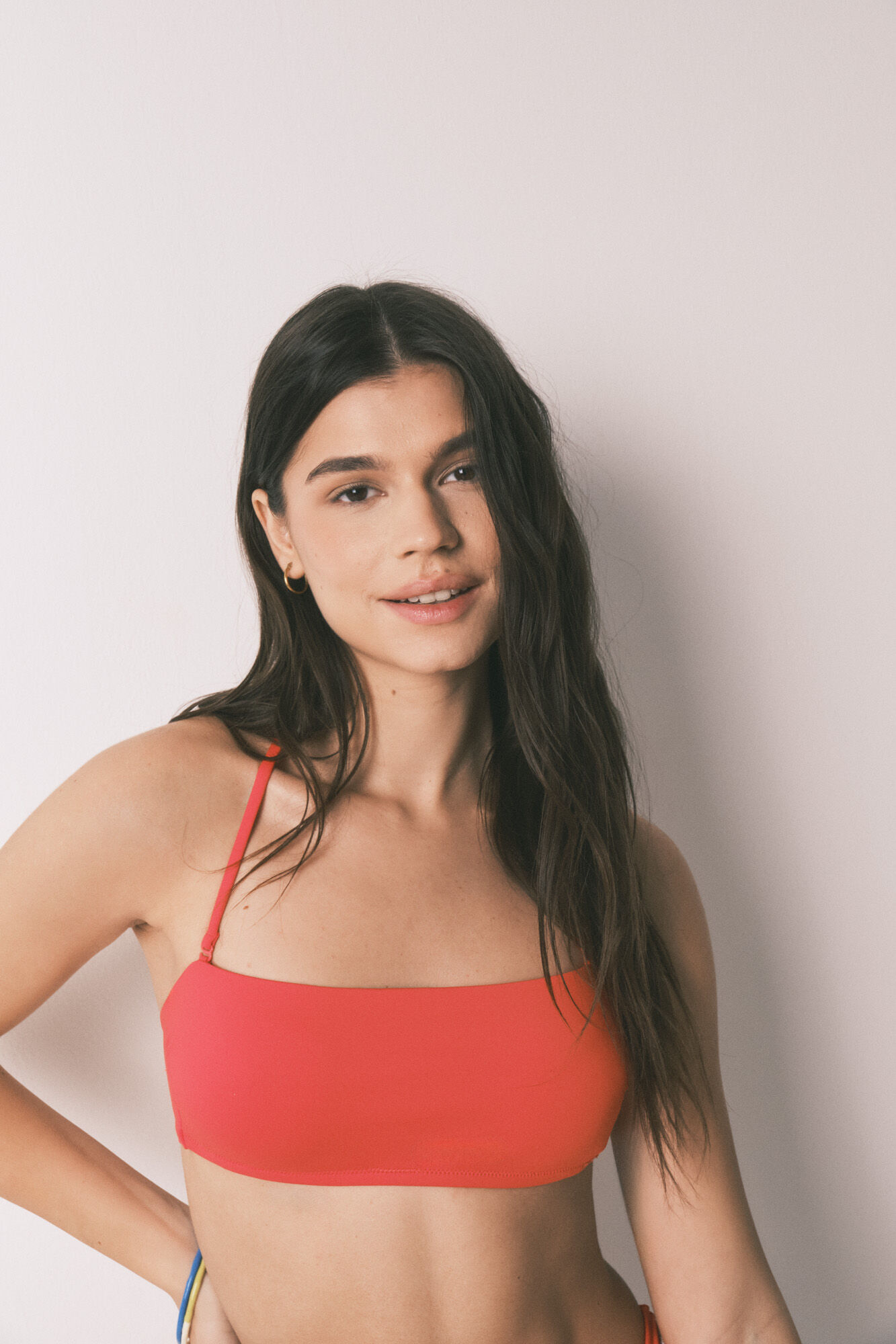 HI&BYE Top de bikini bandeau liso rojo rojo