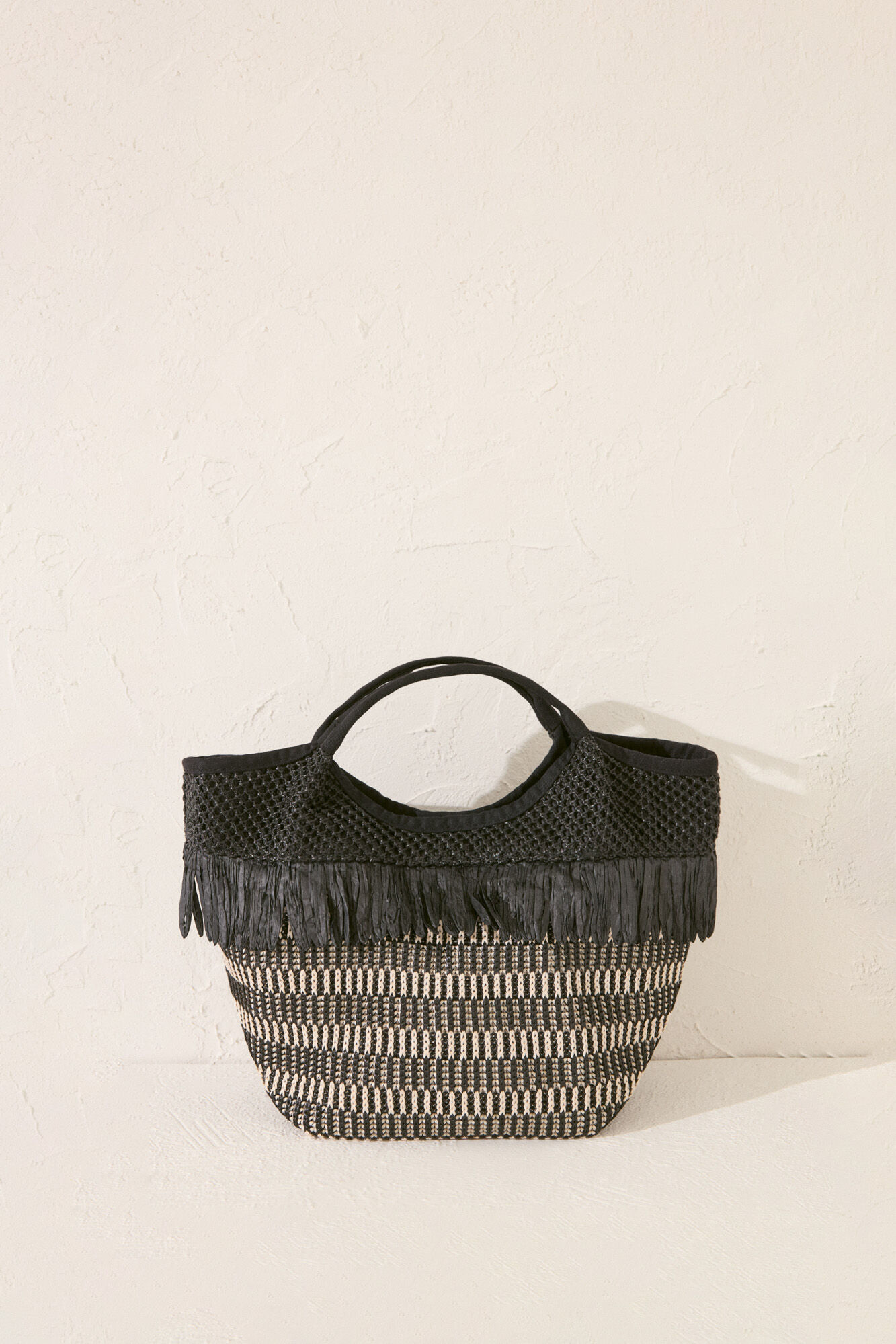 Women'secret Bolsa mediana de rafia negra con flecos . caf&eacute;