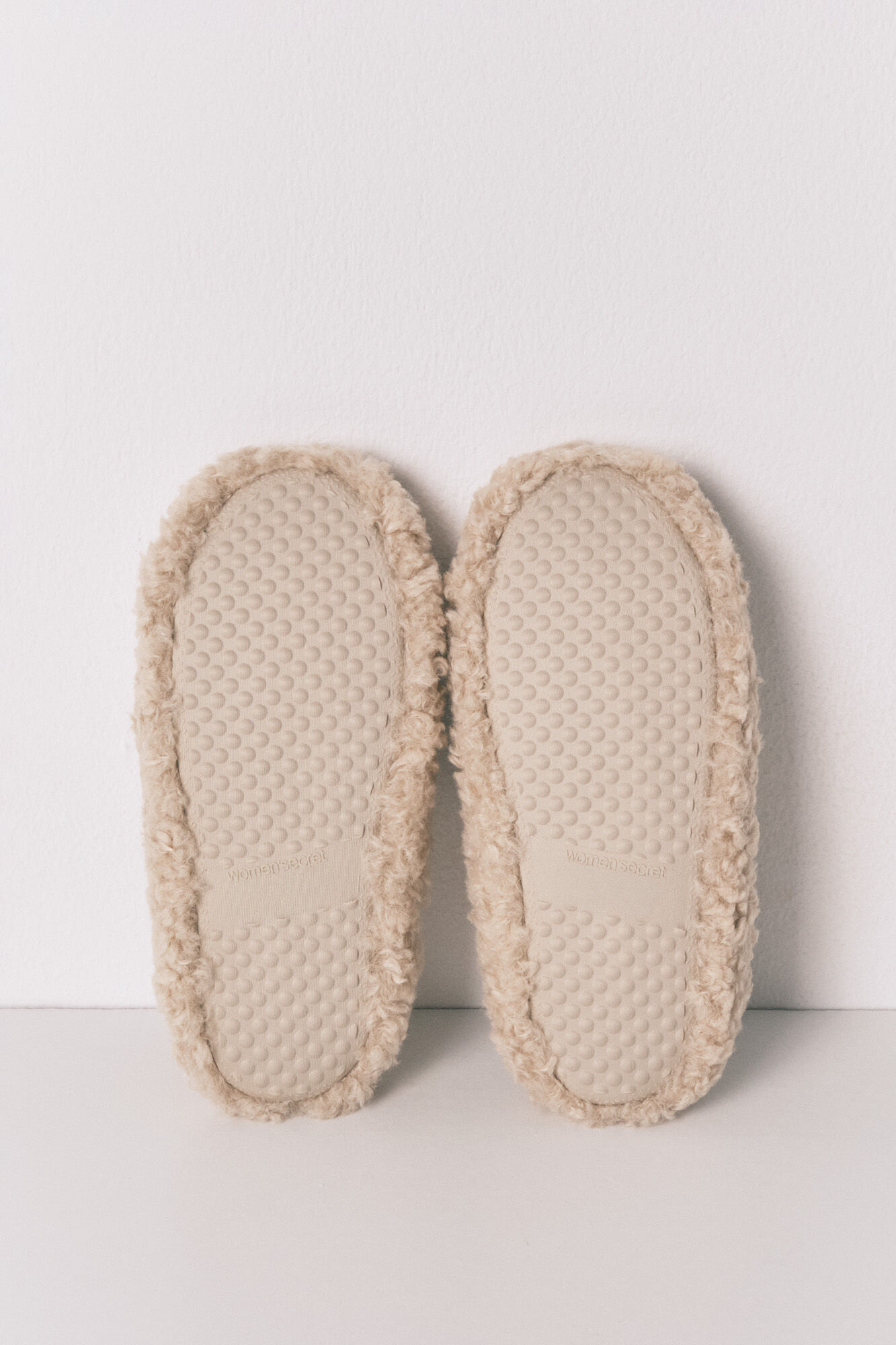 Women'secret Pack de regalo de pantuflas para casa de borrego de Snoopy y antifaz marfil